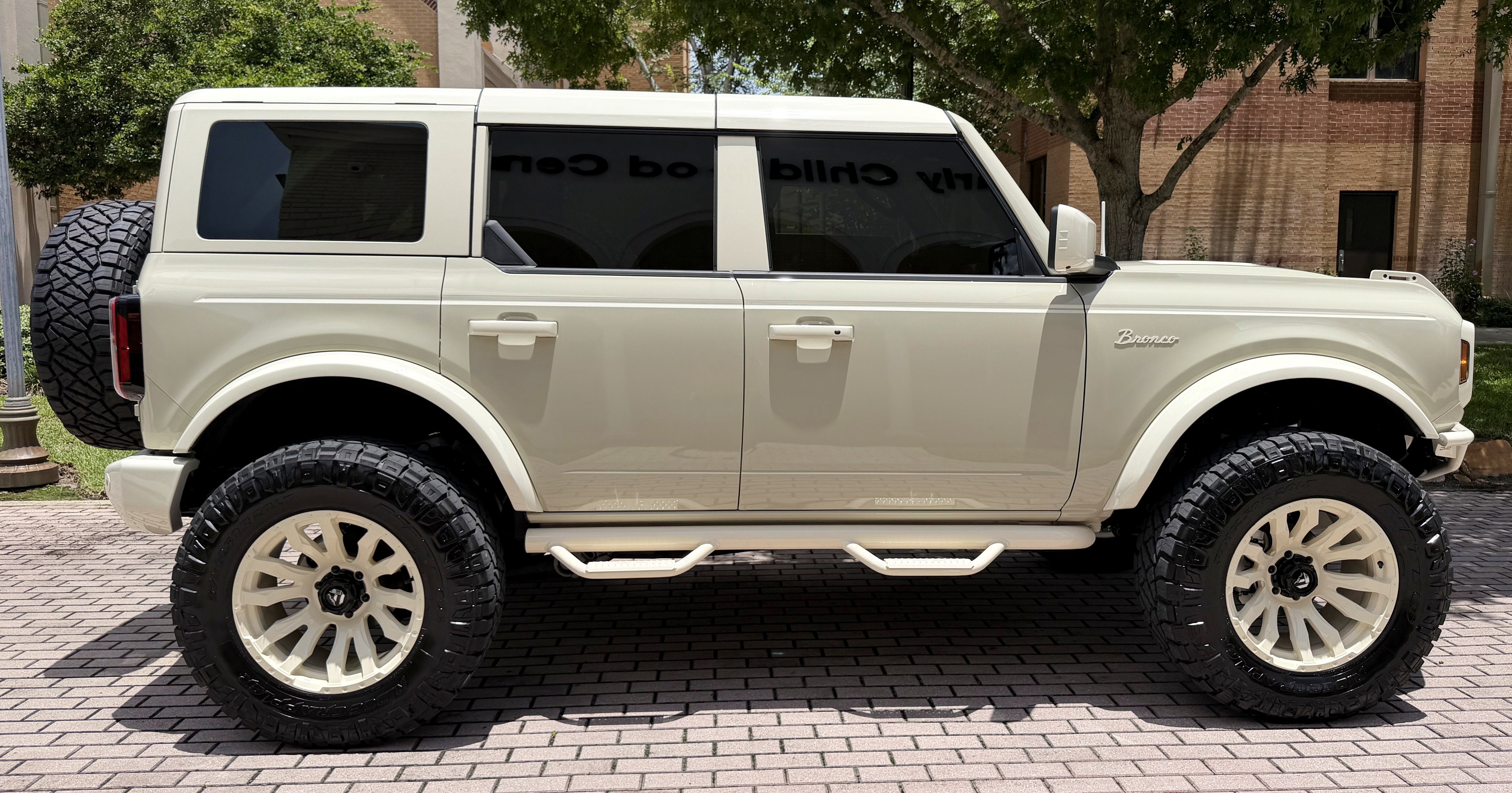 2026 Ford Bronco V6 Wimbledon White Retro Outer Banks Luxury Pkg Custom Lifted