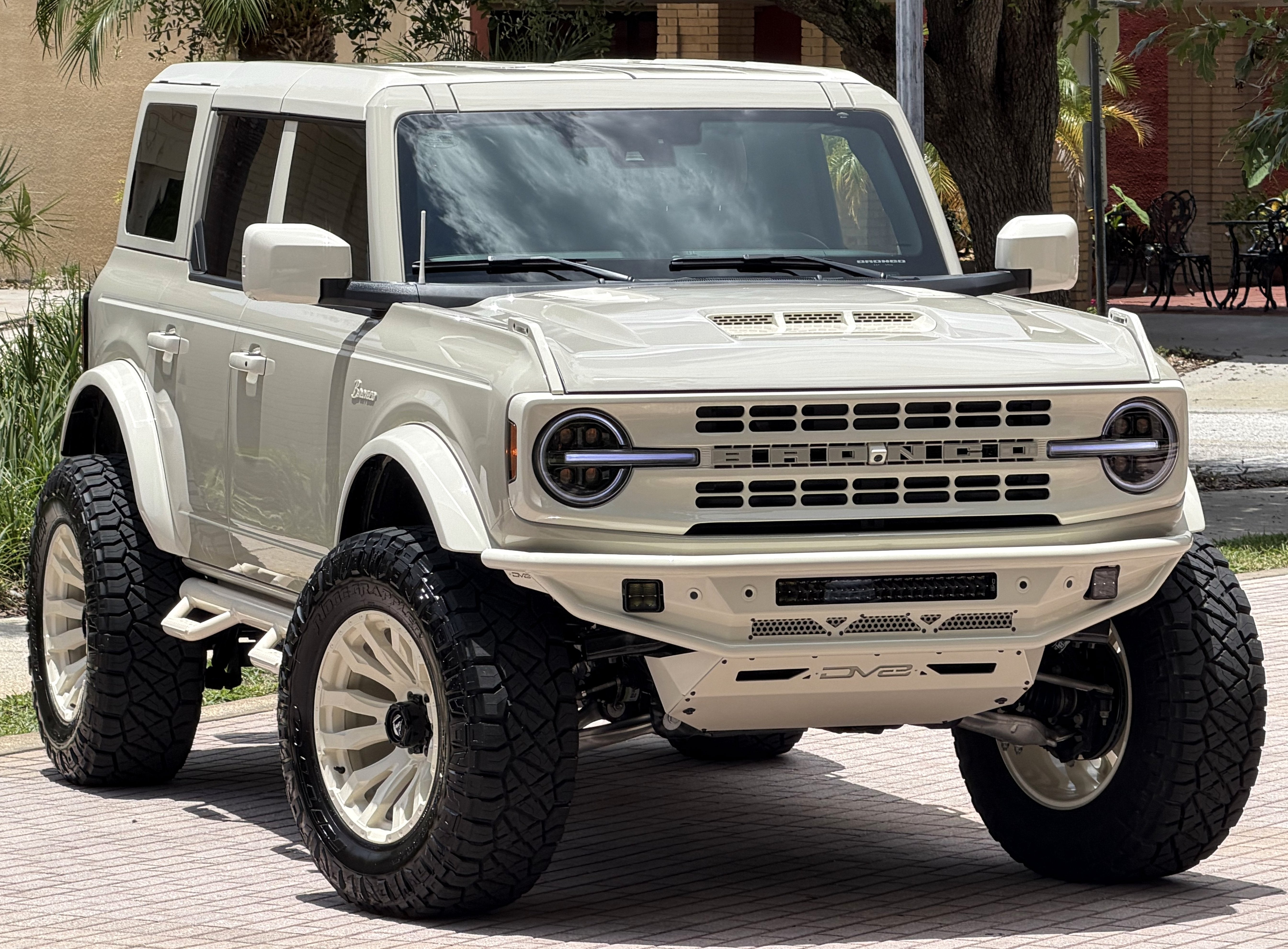 2026 Ford Bronco V6 Wimbledon White Retro Outer Banks Luxury Pkg Custom Lifted