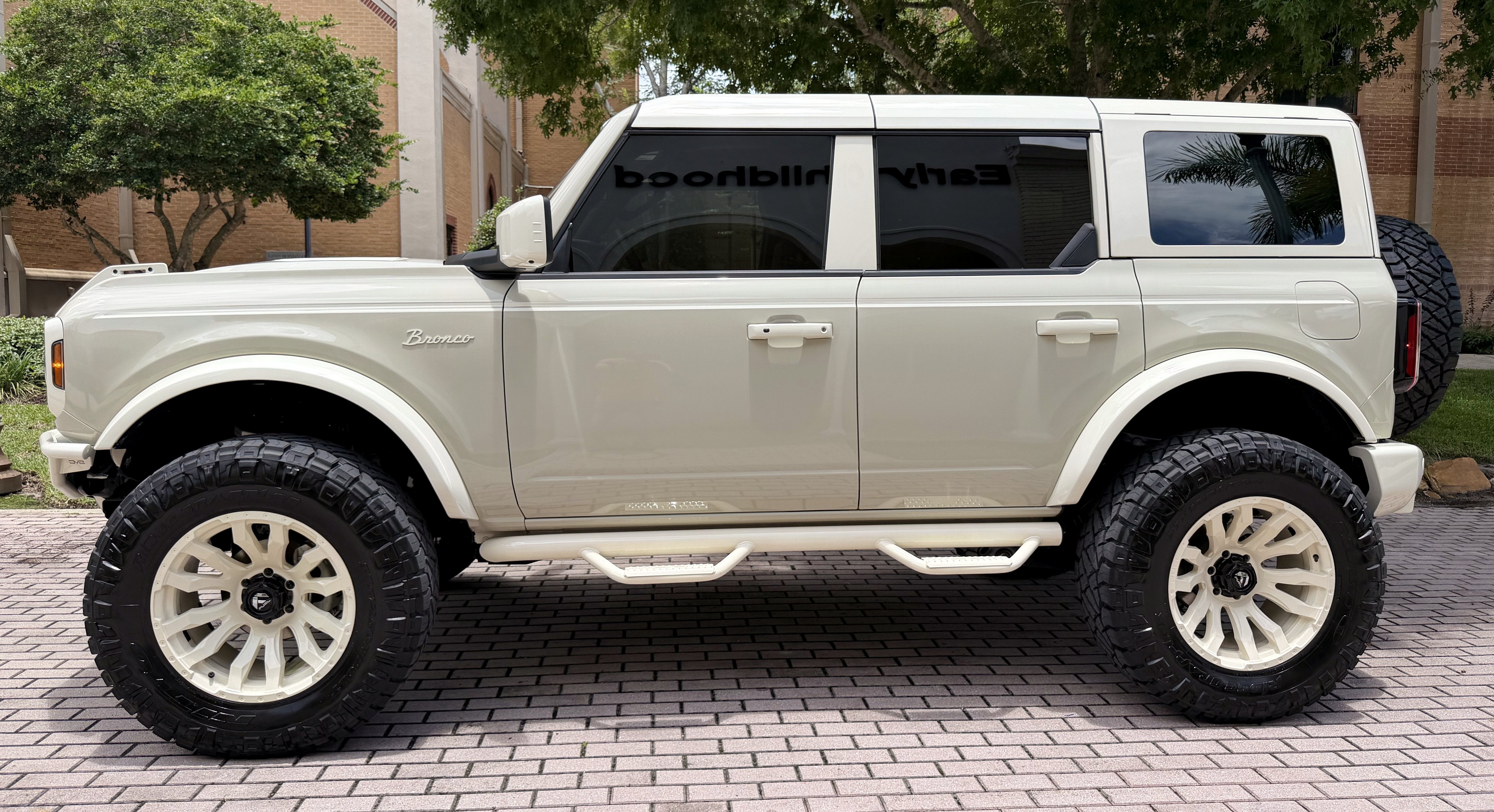 2026 Ford Bronco V6 Wimbledon White Retro Outer Banks Luxury Pkg Custom Lifted