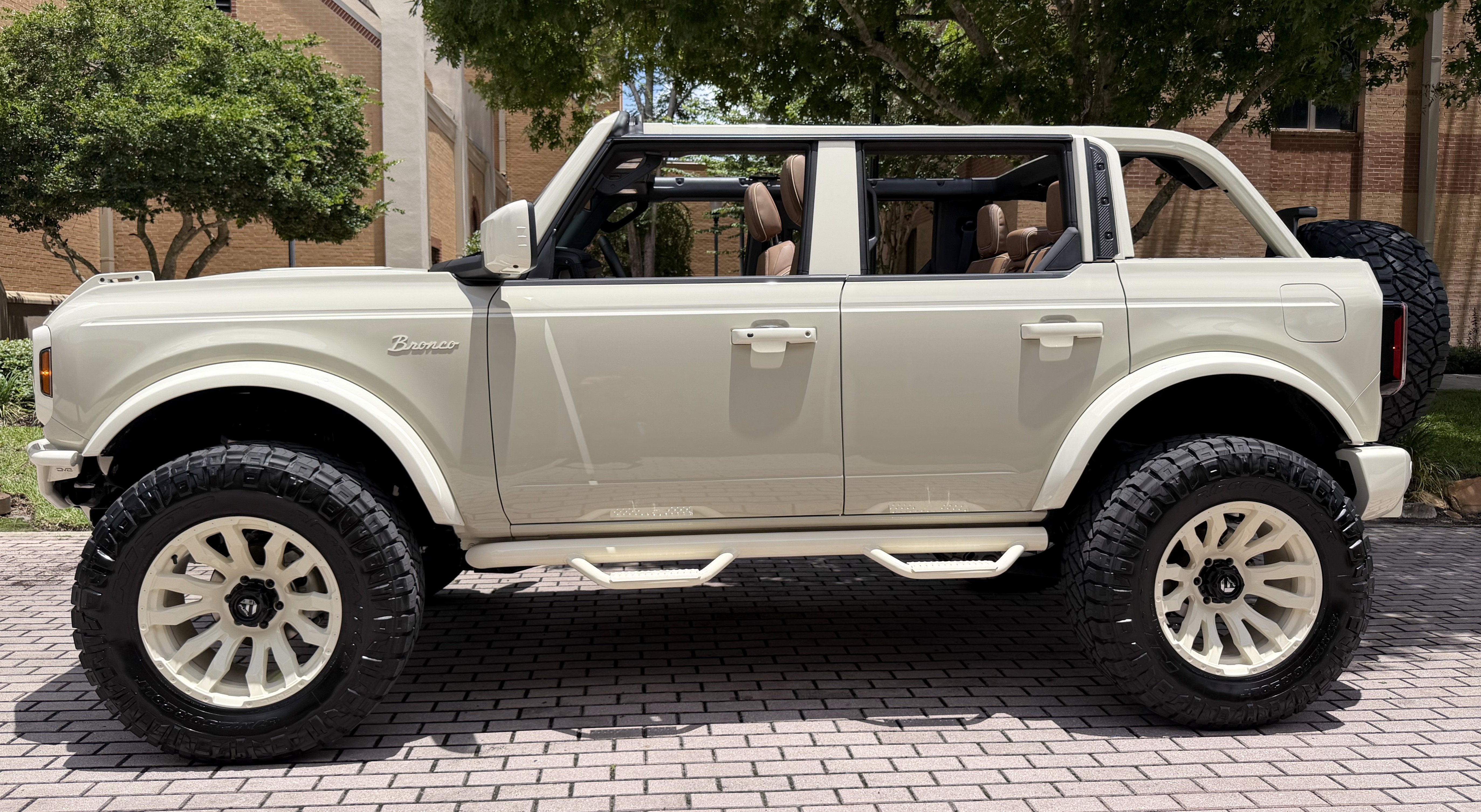 2026 Ford Bronco V6 Wimbledon White Retro Outer Banks Luxury Pkg Custom Lifted