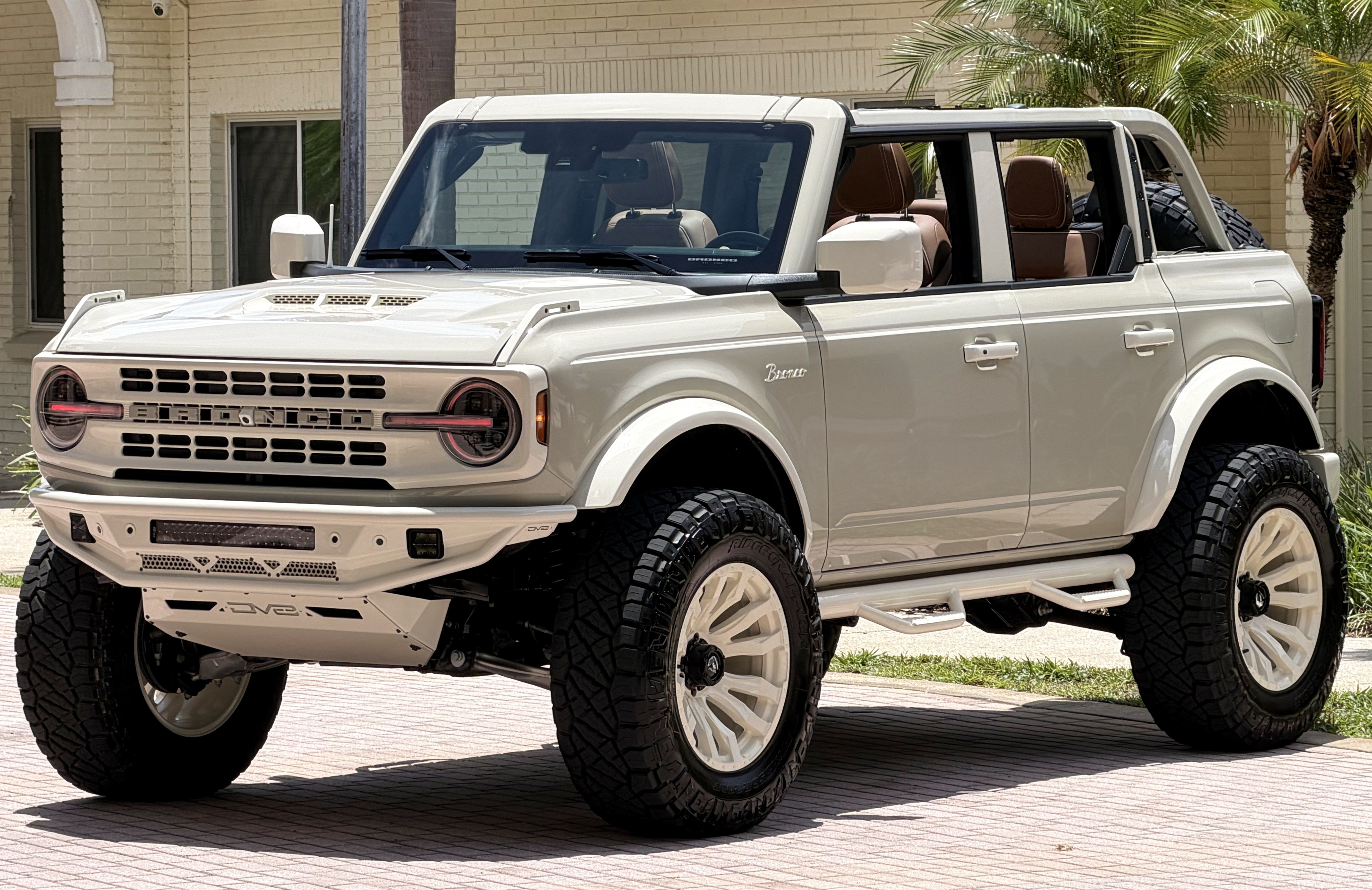 2026 Ford Bronco V6 Wimbledon White Retro Outer Banks Luxury Pkg Custom Lifted