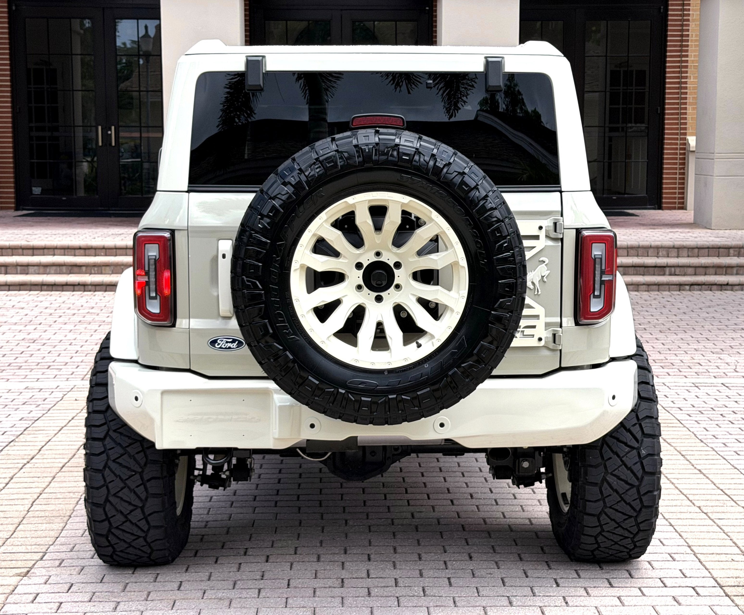 2026 Ford Bronco V6 Wimbledon White Retro Outer Banks Luxury Pkg Custom Lifted