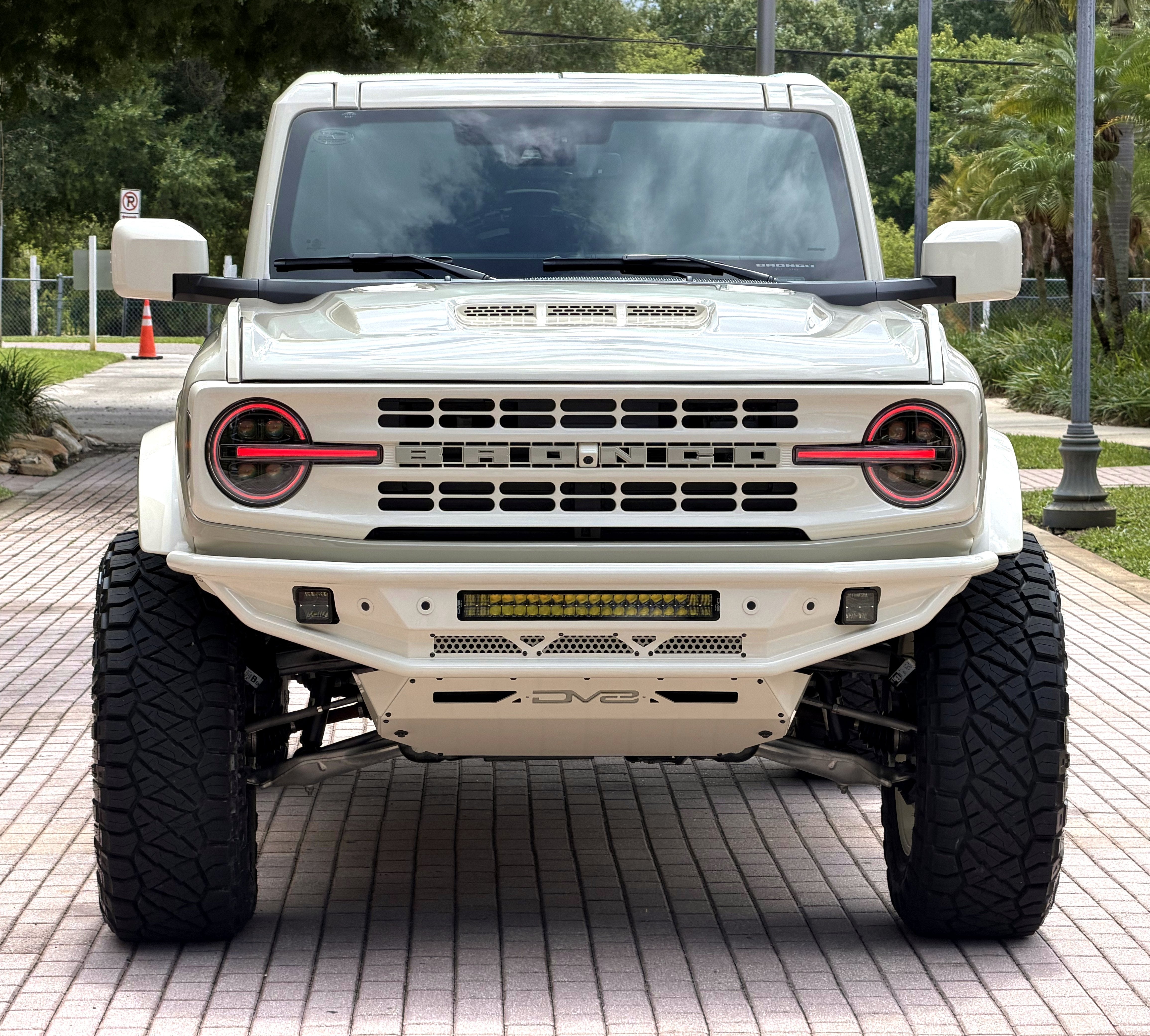 2026 Ford Bronco V6 Wimbledon White Retro Outer Banks Luxury Pkg Custom Lifted