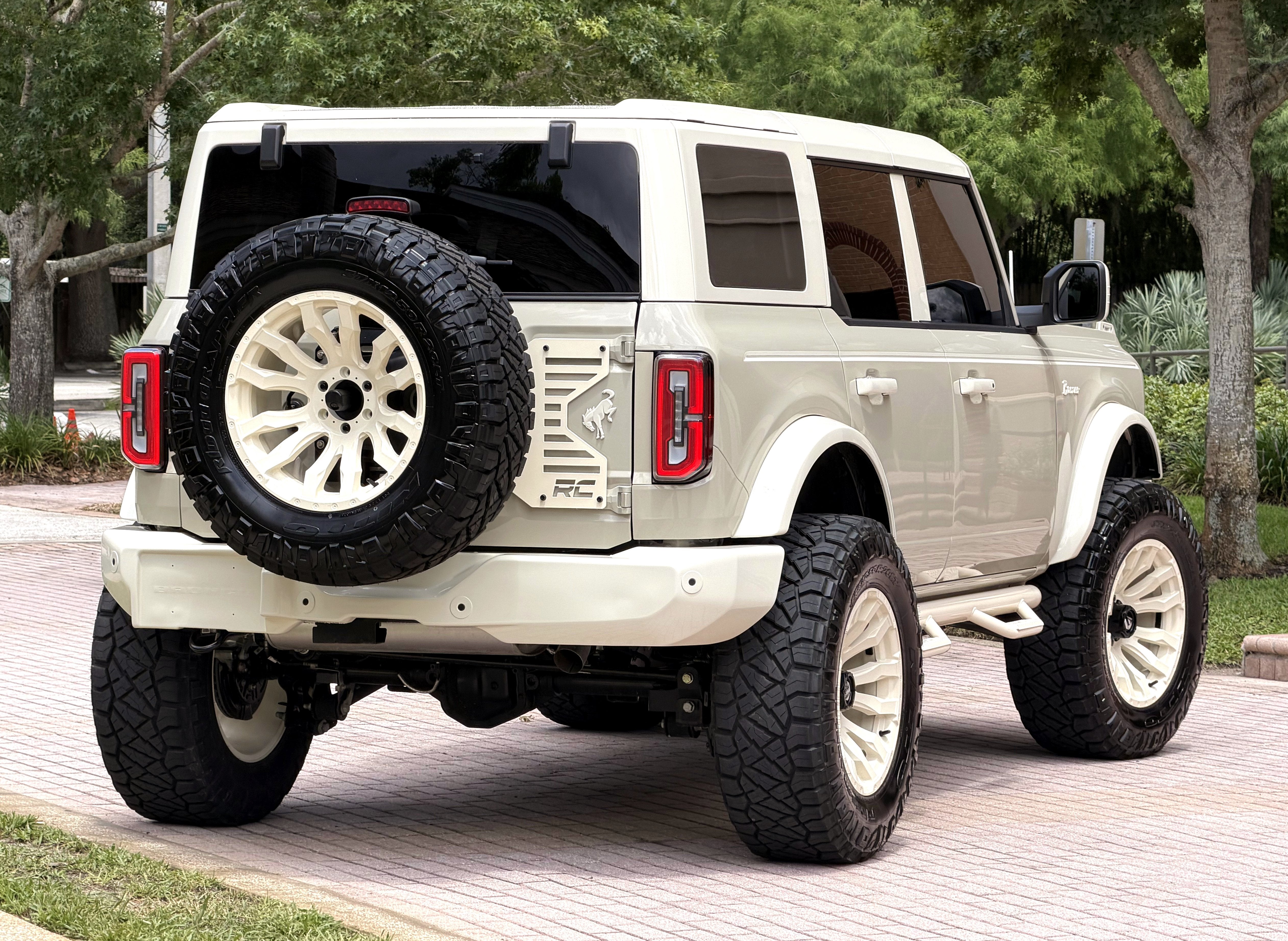 2026 Ford Bronco V6 Wimbledon White Retro Outer Banks Luxury Pkg Custom Lifted