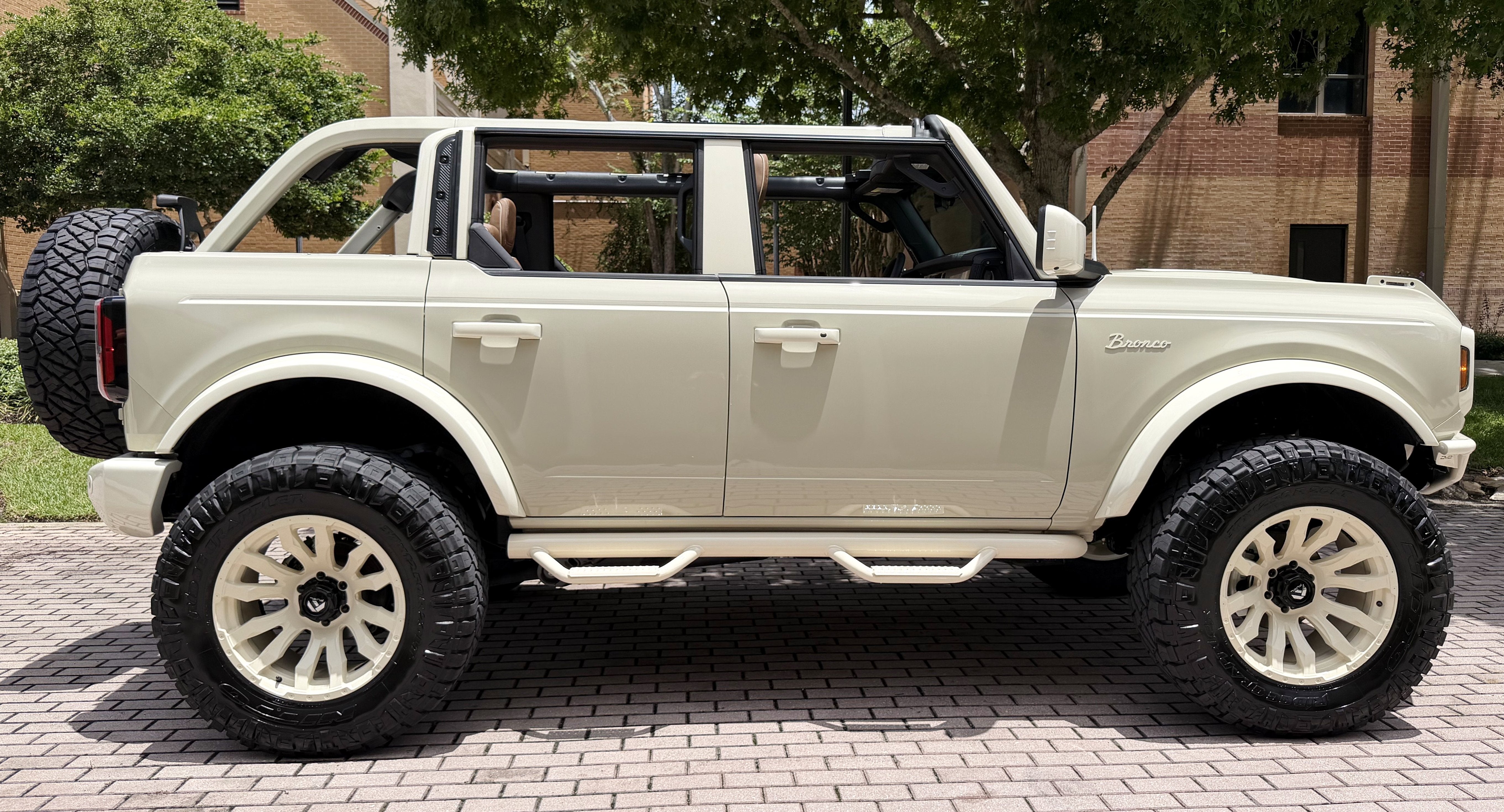 2026 Ford Bronco V6 Wimbledon White Retro Outer Banks Luxury Pkg Custom Lifted