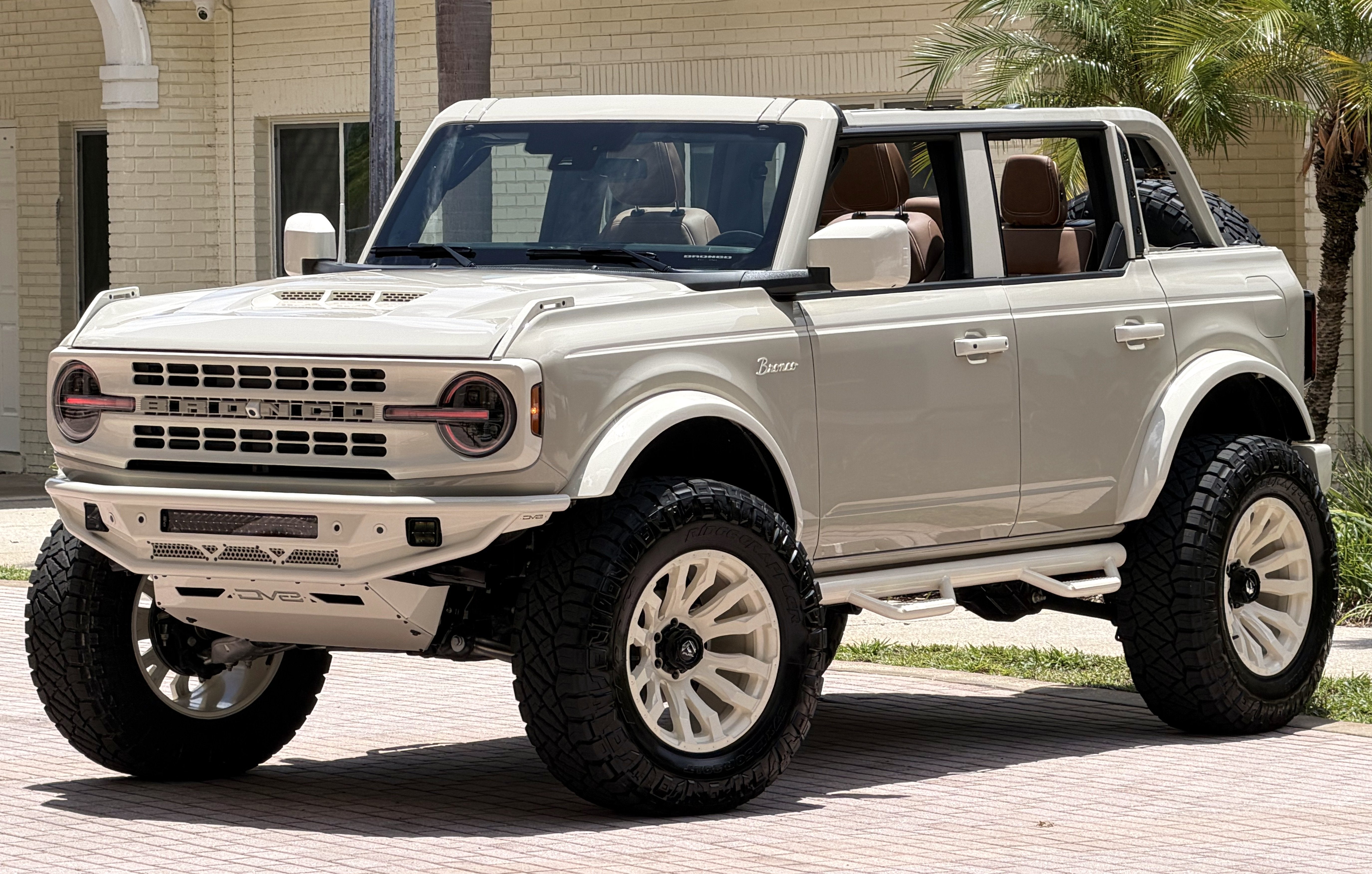 2026 Ford Bronco V6 Wimbledon White Retro Outer Banks Luxury Pkg Custom Lifted