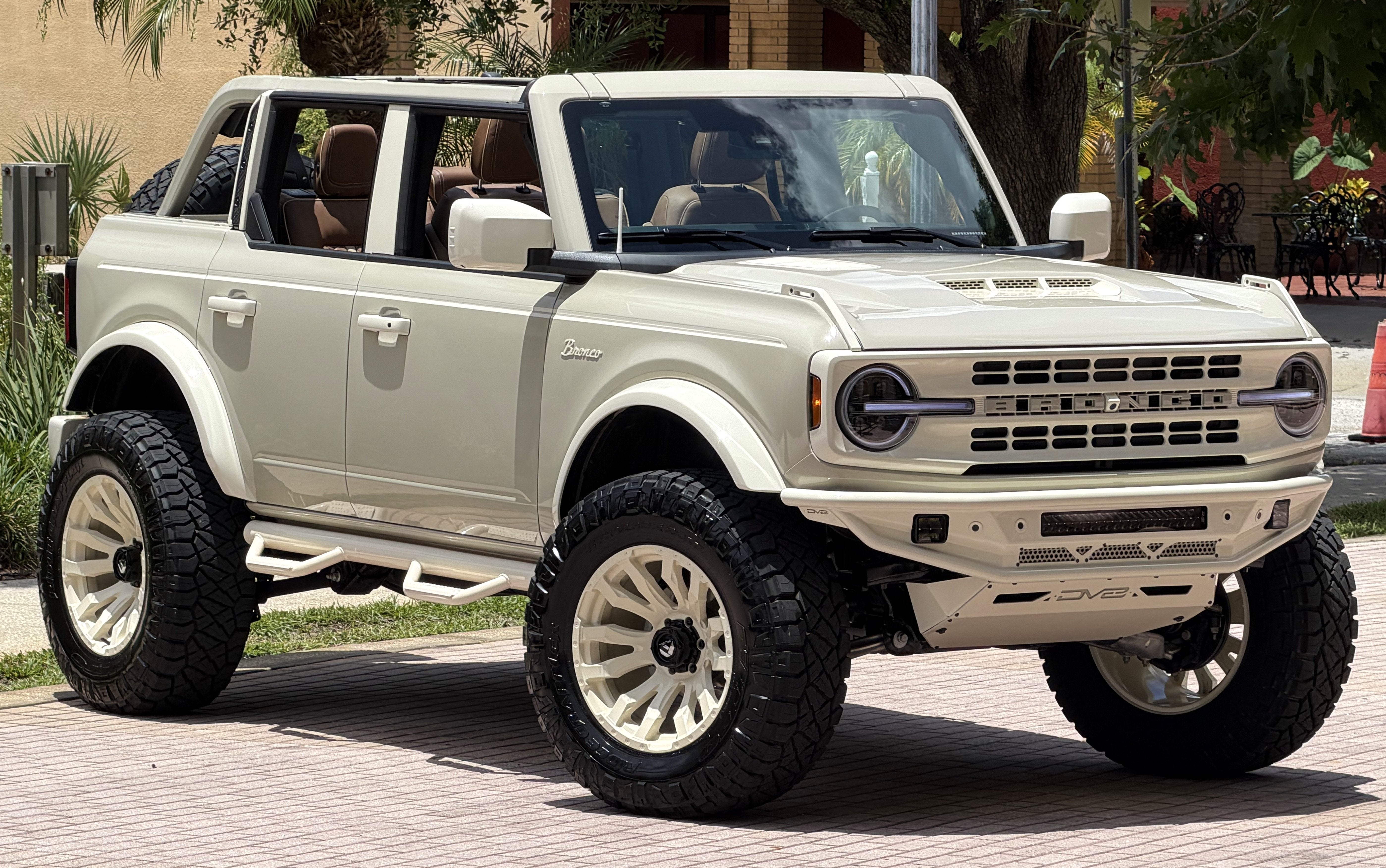2026 Ford Bronco V6 Wimbledon White Retro Outer Banks Luxury Pkg Custom Lifted