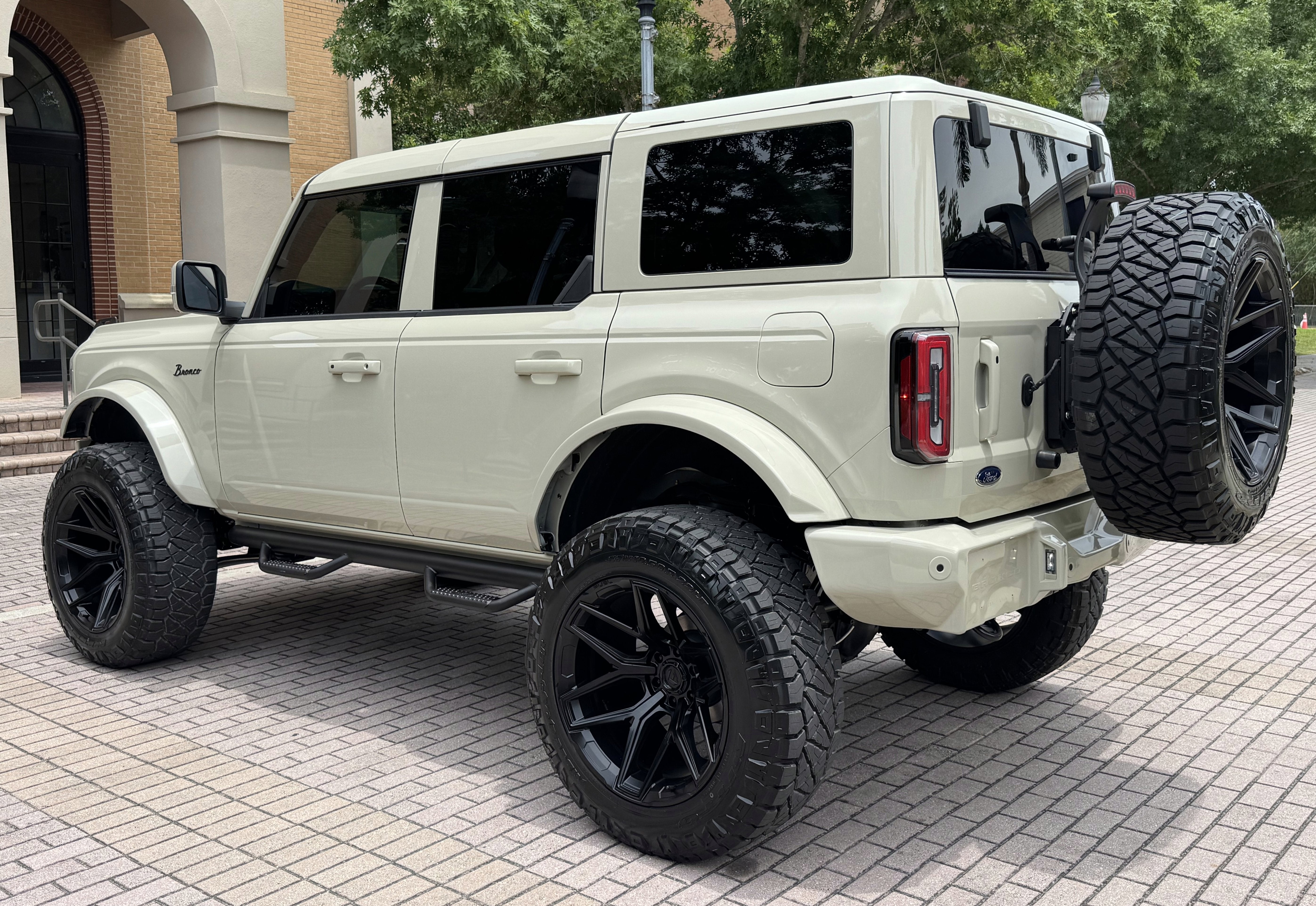 2025 Ford Bronco Outer Banks V6 Luxury Package Hard Top Custom Lifted