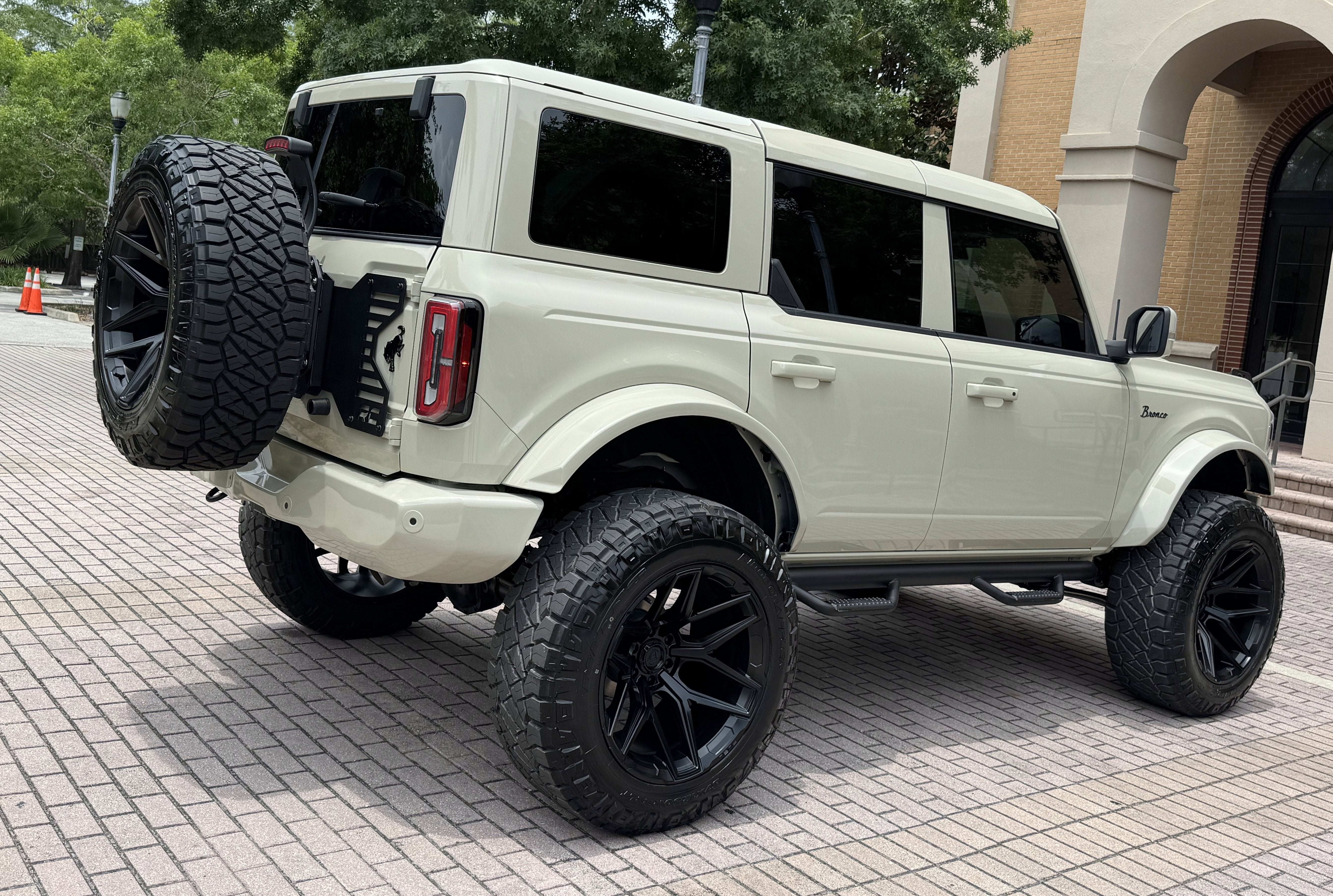 2025 Ford Bronco Outer Banks V6 Luxury Package Hard Top Custom Lifted
