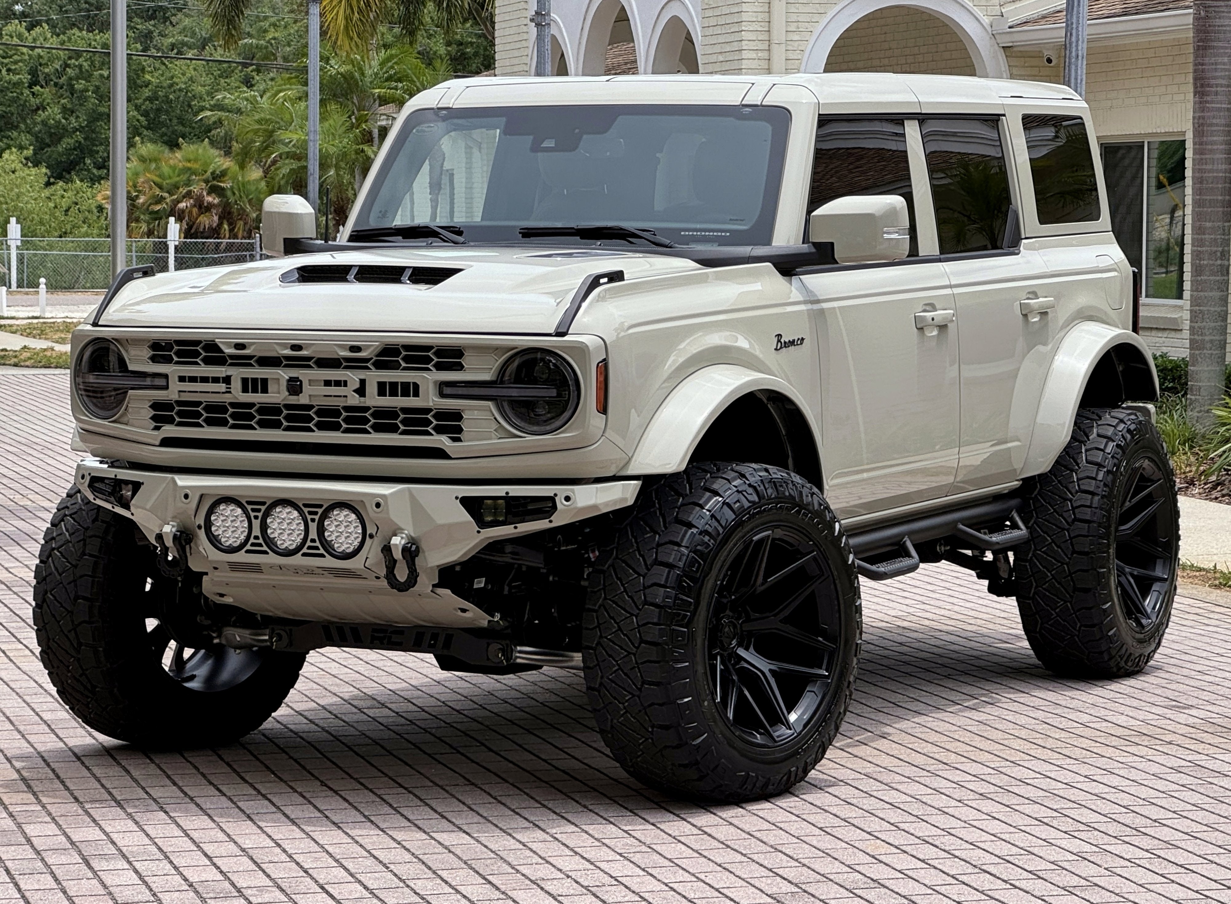 2025 Ford Bronco Outer Banks V6 Luxury Package Hard Top Custom Lifted