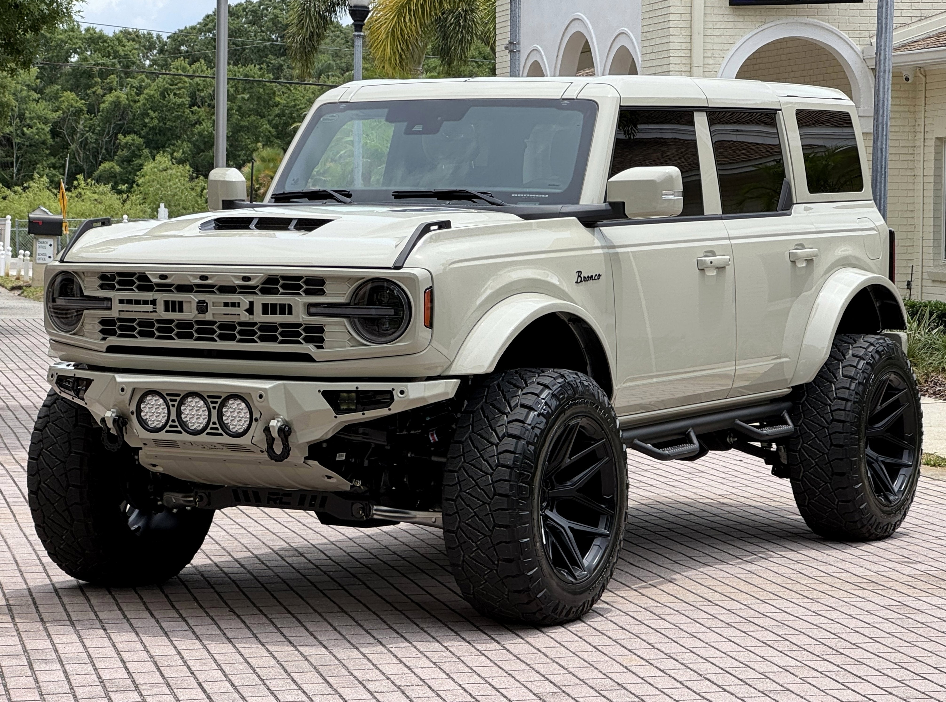2025 Ford Bronco Outer Banks V6 Luxury Package Hard Top Custom Lifted