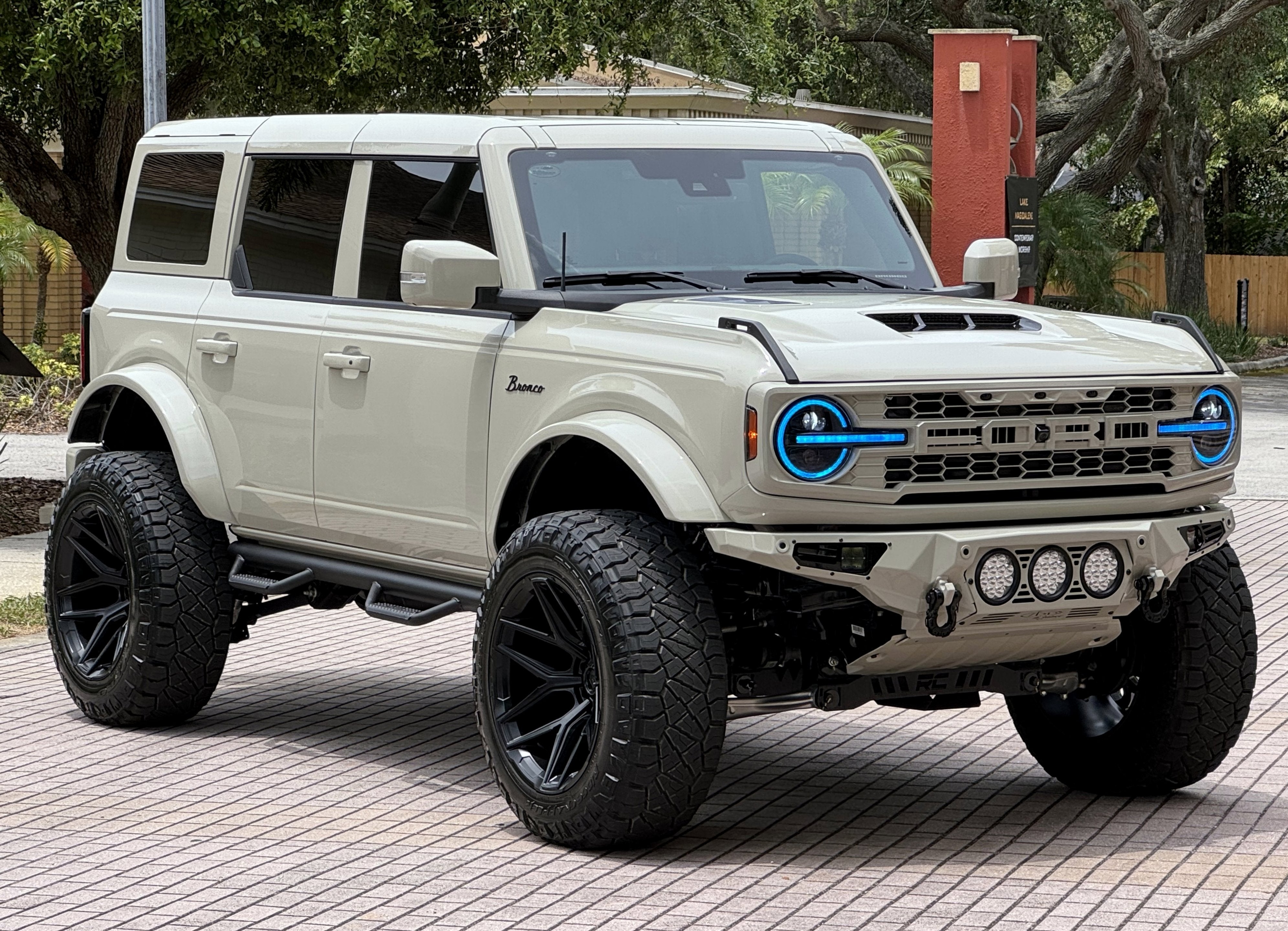 2025 Ford Bronco Outer Banks V6 Luxury Package Hard Top Custom Lifted