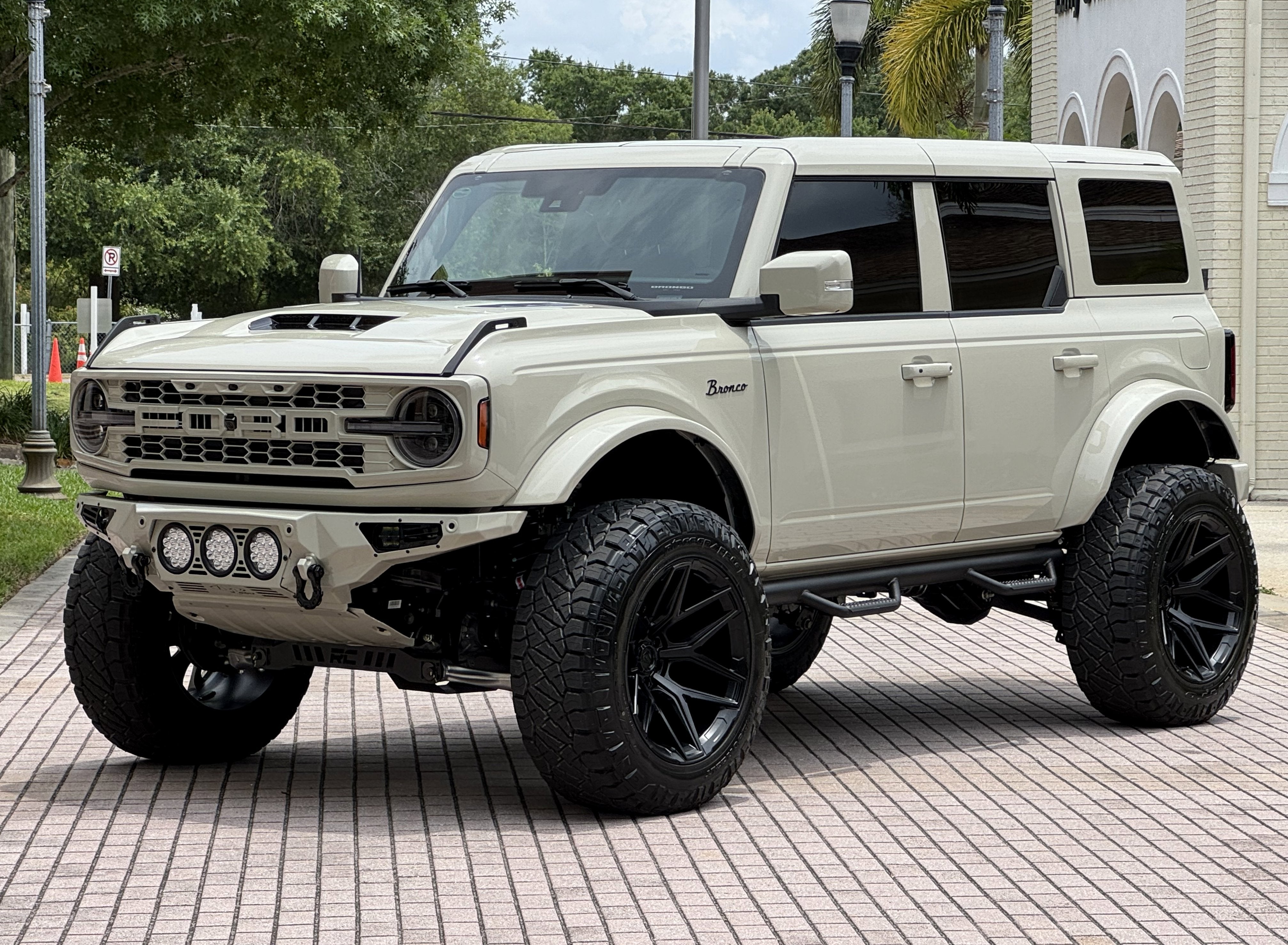 2025 Ford Bronco Outer Banks V6 Luxury Package Hard Top Custom Lifted