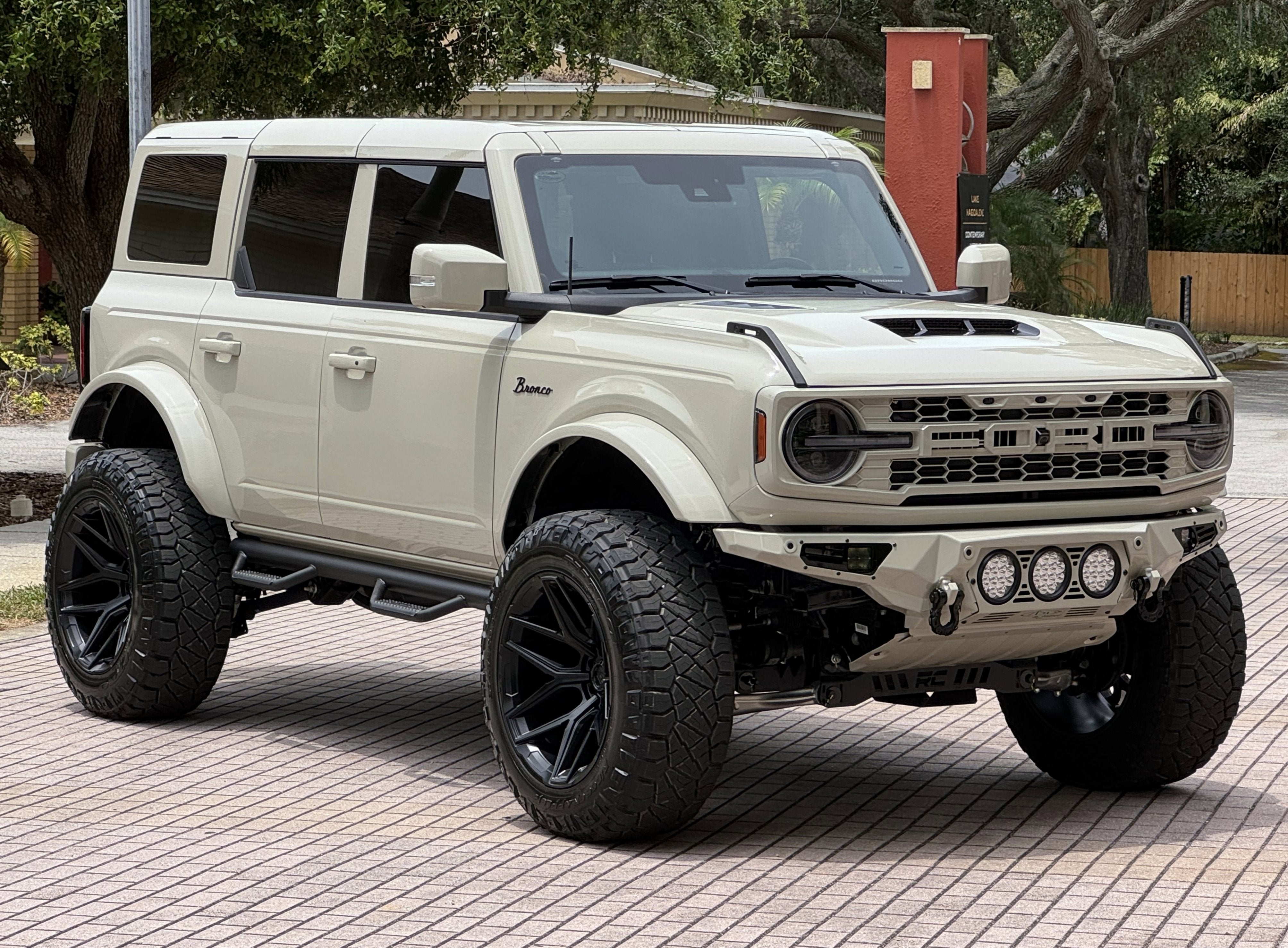 2025 Ford Bronco Outer Banks V6 Luxury Package Hard Top Custom Lifted