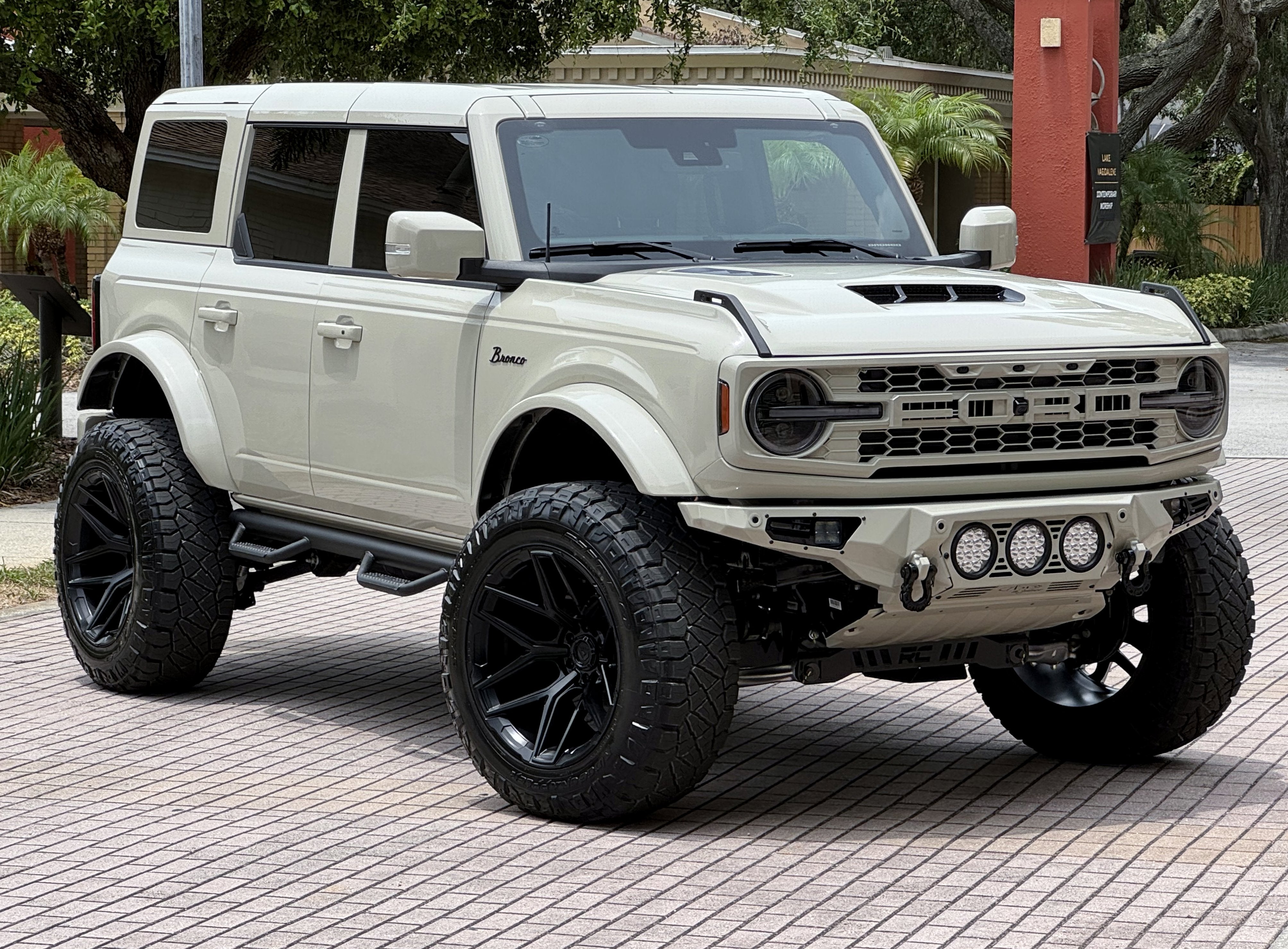 2025 Ford Bronco Outer Banks V6 Luxury Package Hard Top Custom Lifted