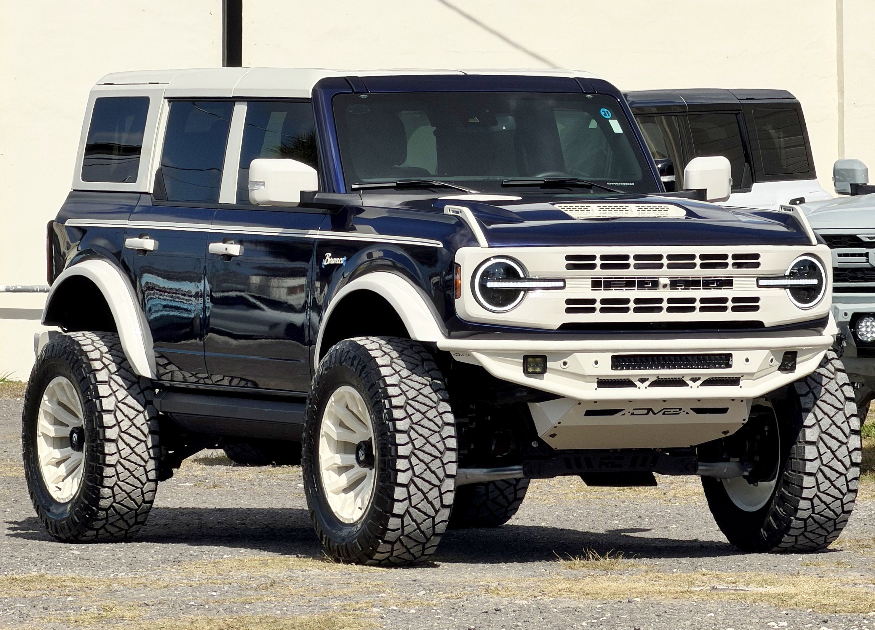2025 Ford Bronco V6 Vintage Midnight Blue Wimbledon White Custom Paint Outer Banks Luxury Pkg