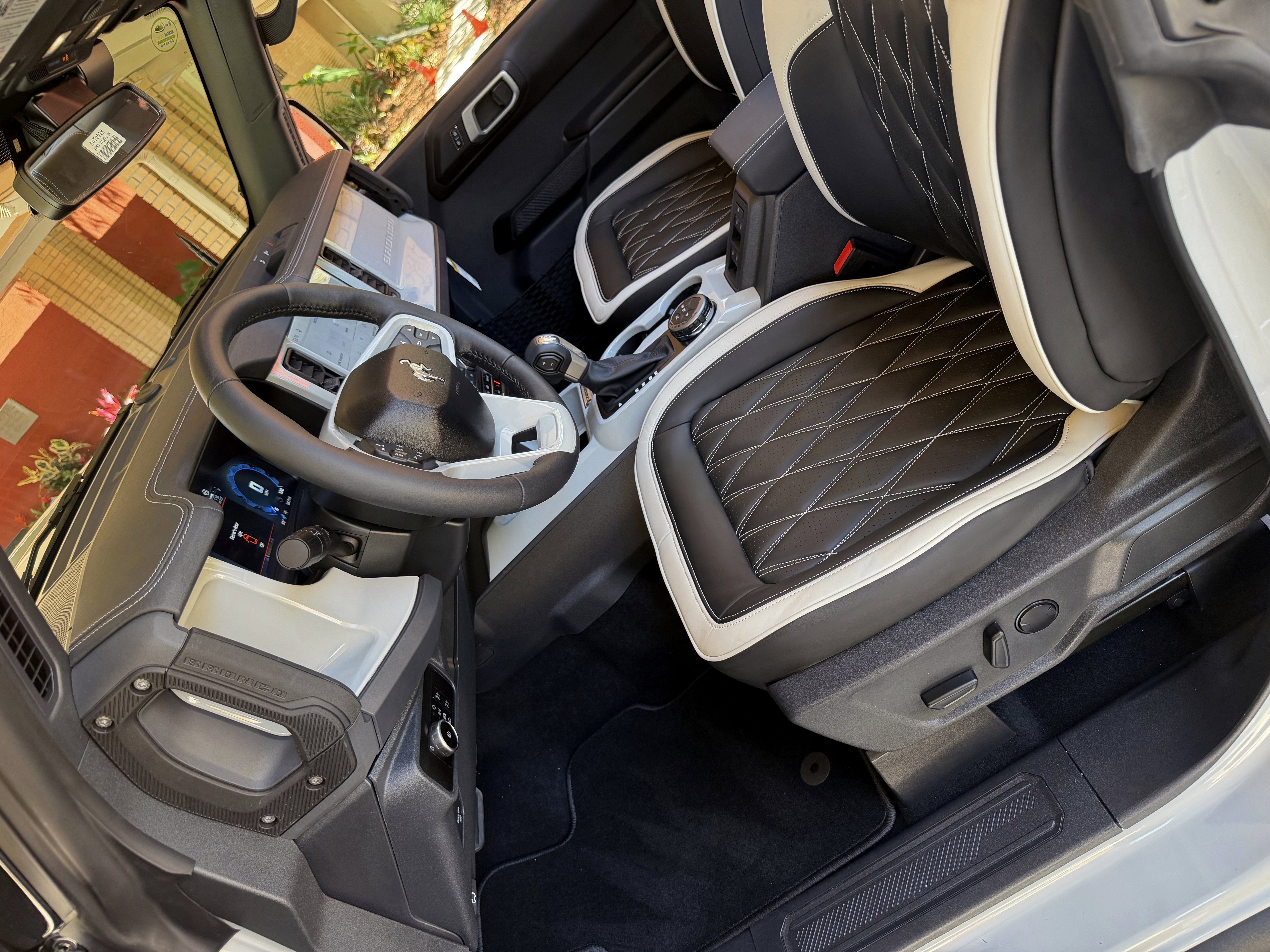 2026 Ford Bronco Outer Banks V6 Black Appearance Package Luxury Package