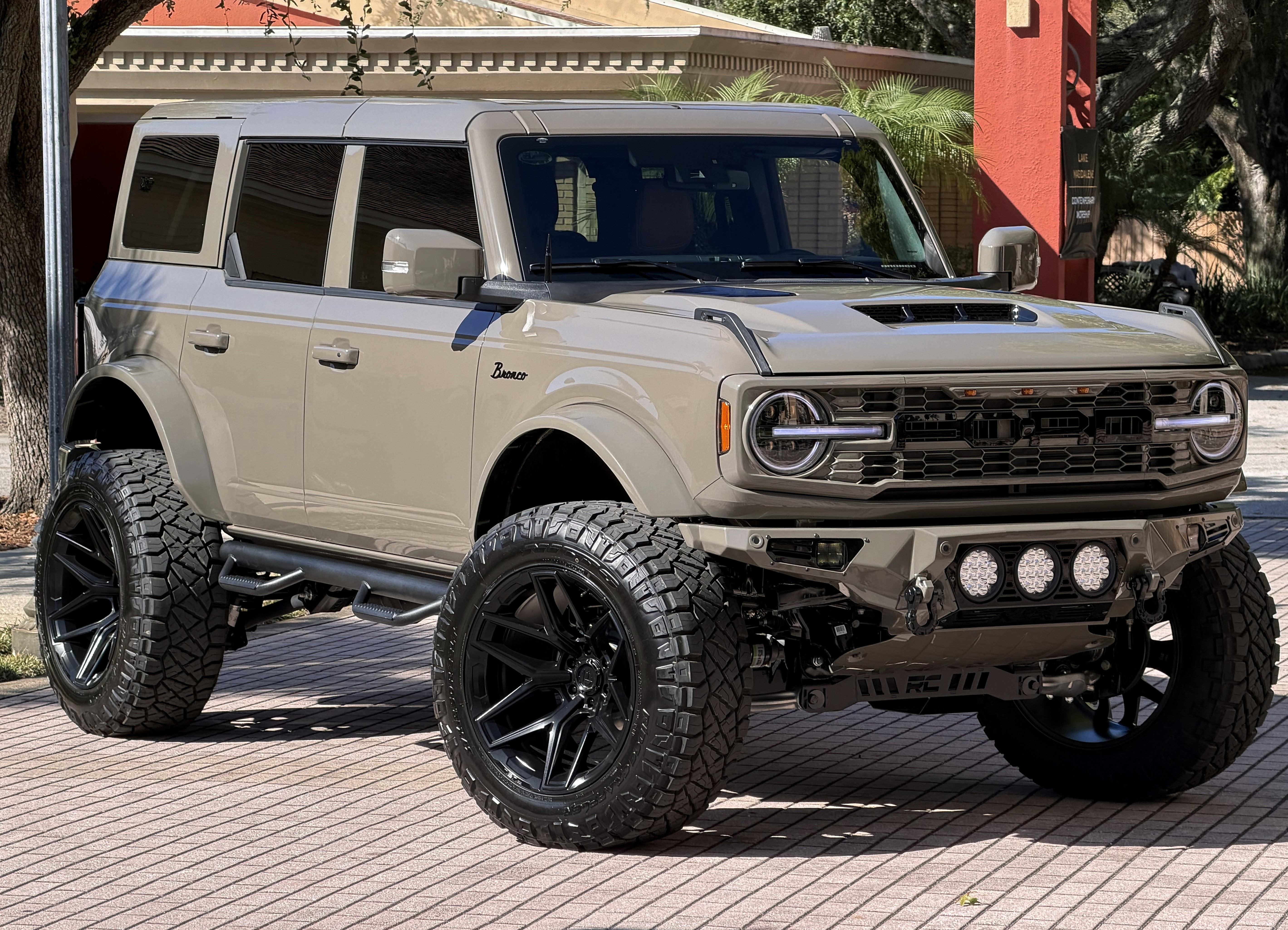 2025 Ford Bronco Outer Banks V6 Luxury Package Hard Top Custom Lifted