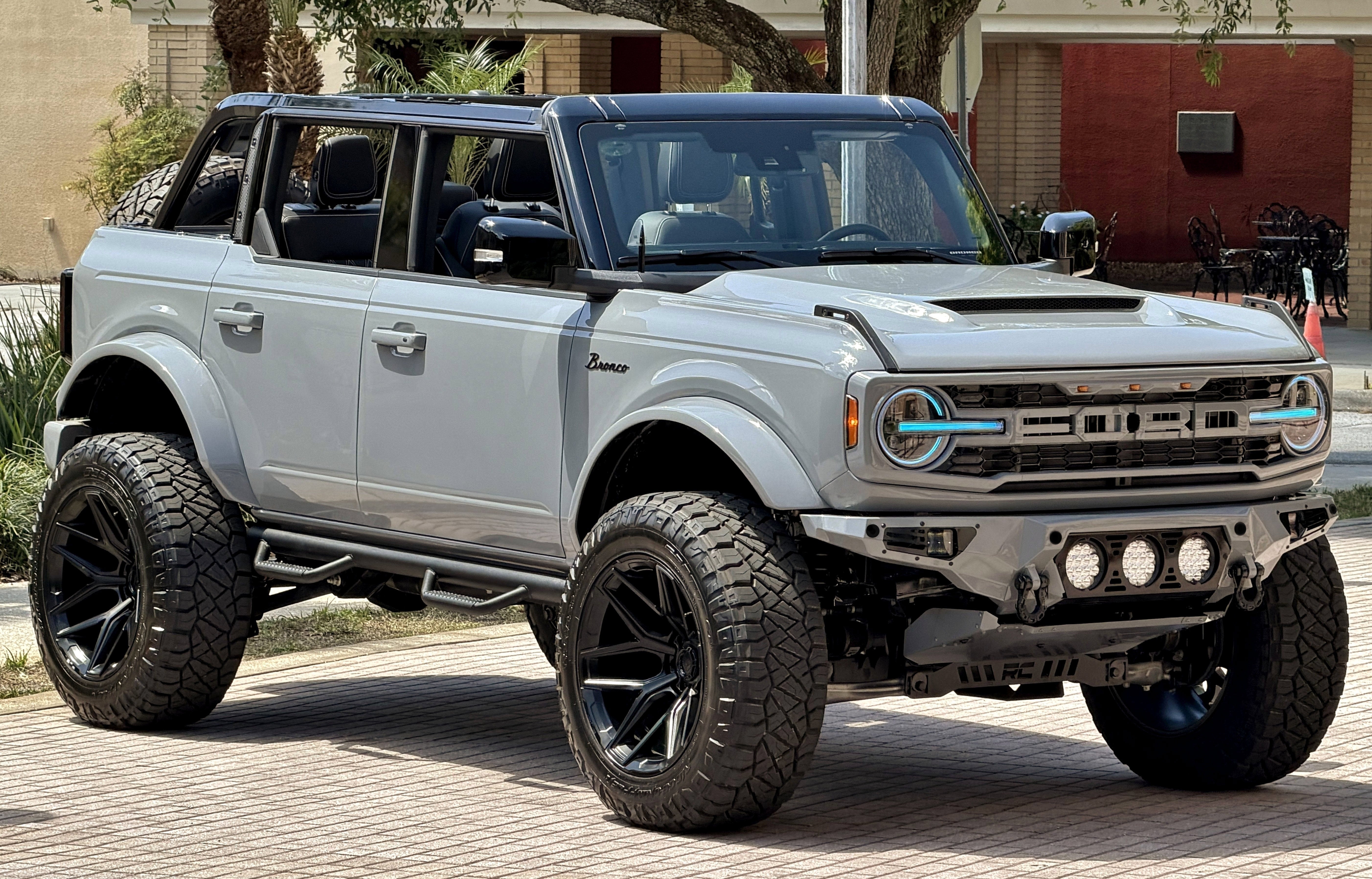 2026 Ford Bronco V6 Custom Gray Paint Black Appearance Outer Banks