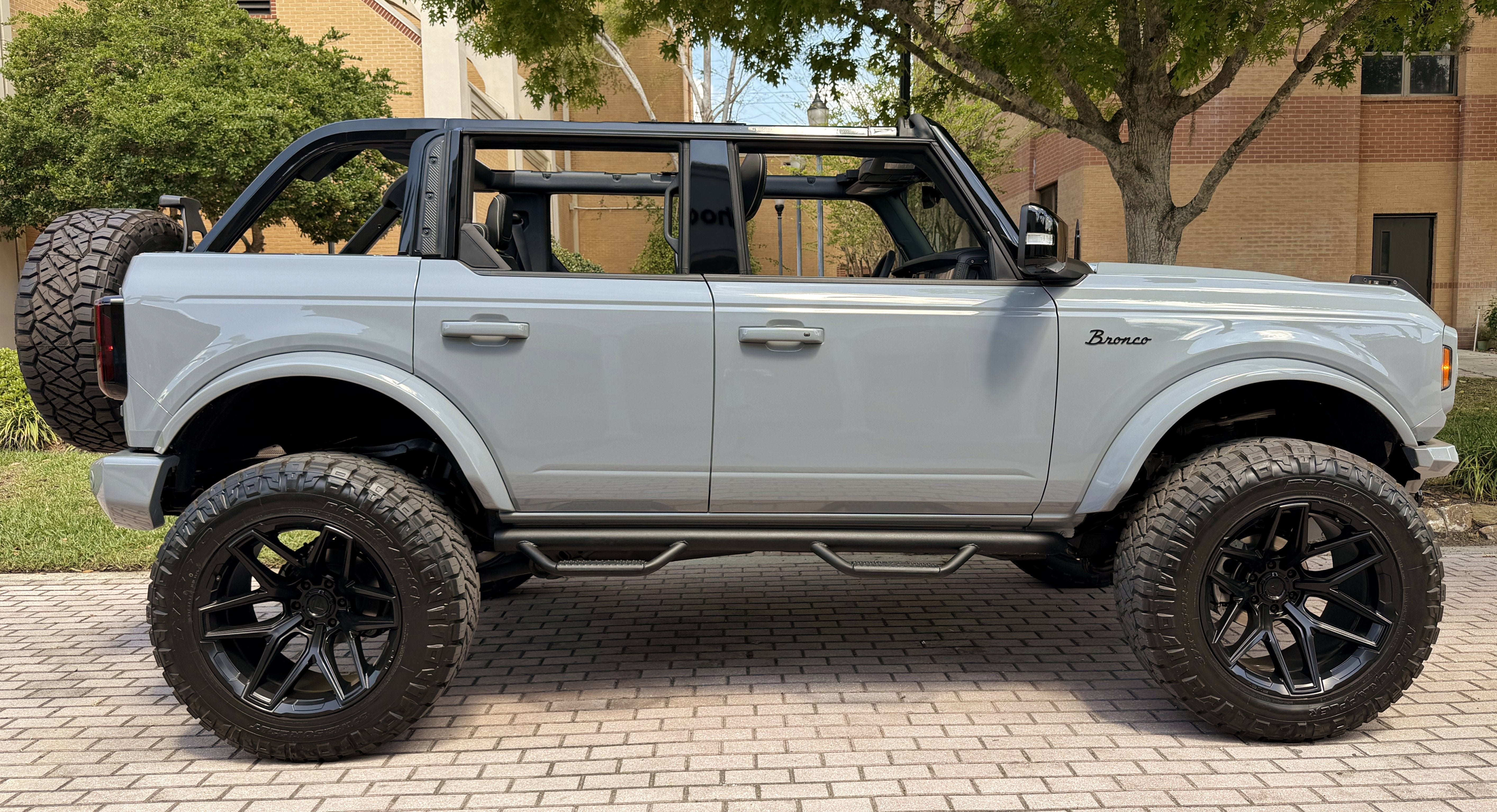 2026 Ford Bronco V6 Custom Gray Paint Black Appearance Outer Banks