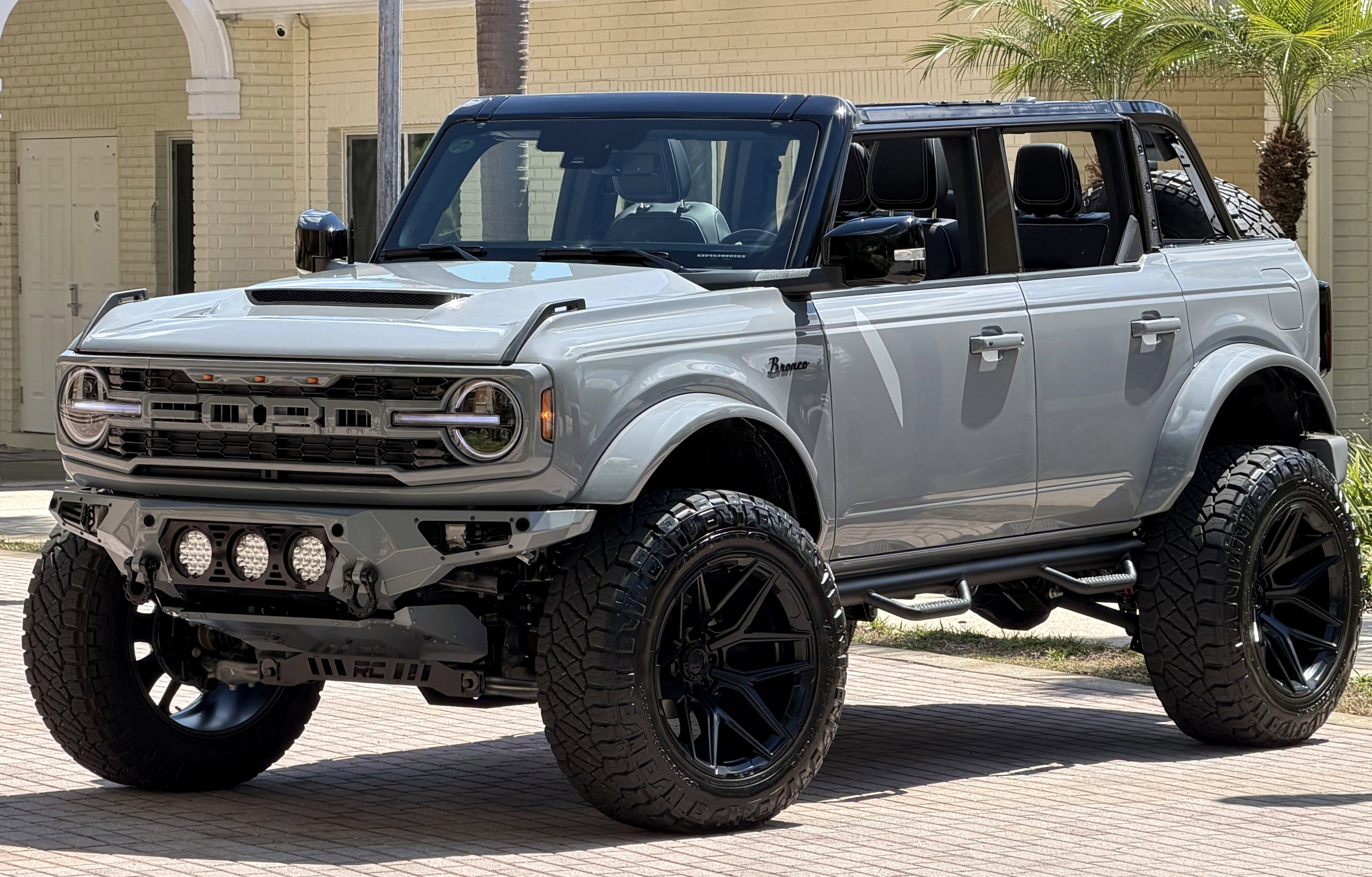2026 Ford Bronco V6 Custom Gray Paint Black Appearance Outer Banks