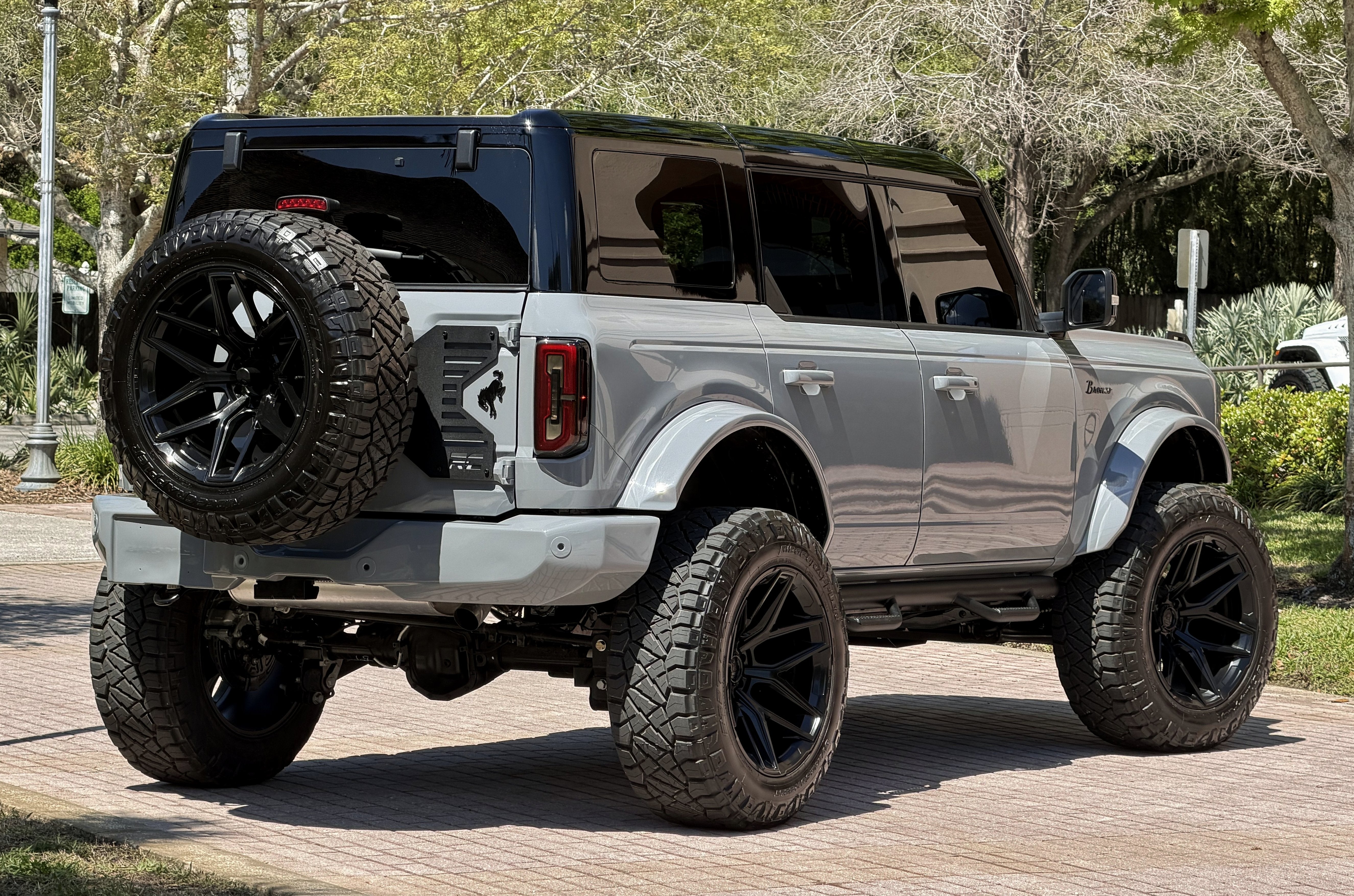 2026 Ford Bronco V6 Custom Gray Paint Black Appearance Outer Banks