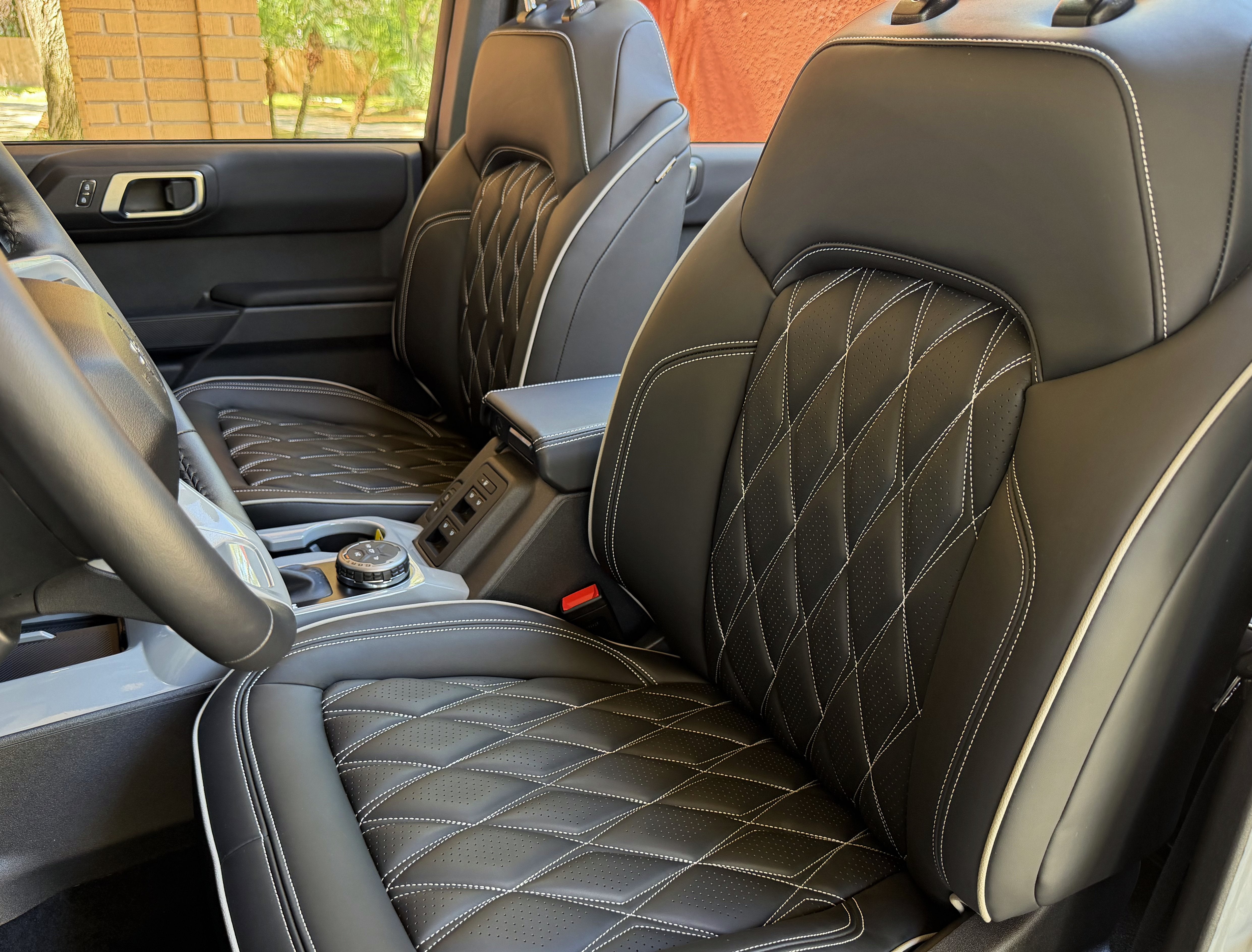 2026 Ford Bronco V6 Custom Gray Paint Black Appearance Outer Banks