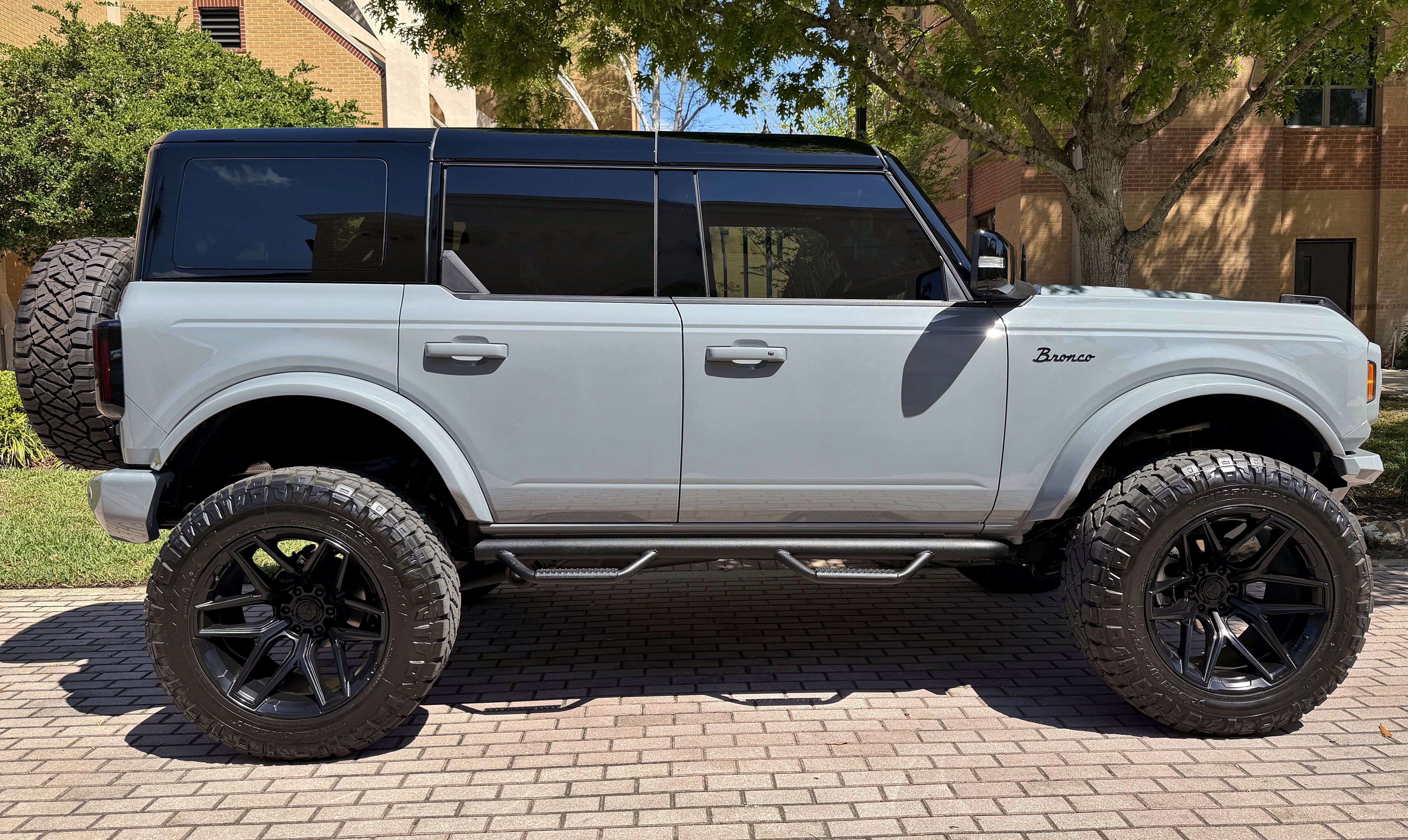 2026 Ford Bronco V6 Custom Gray Paint Black Appearance Outer Banks