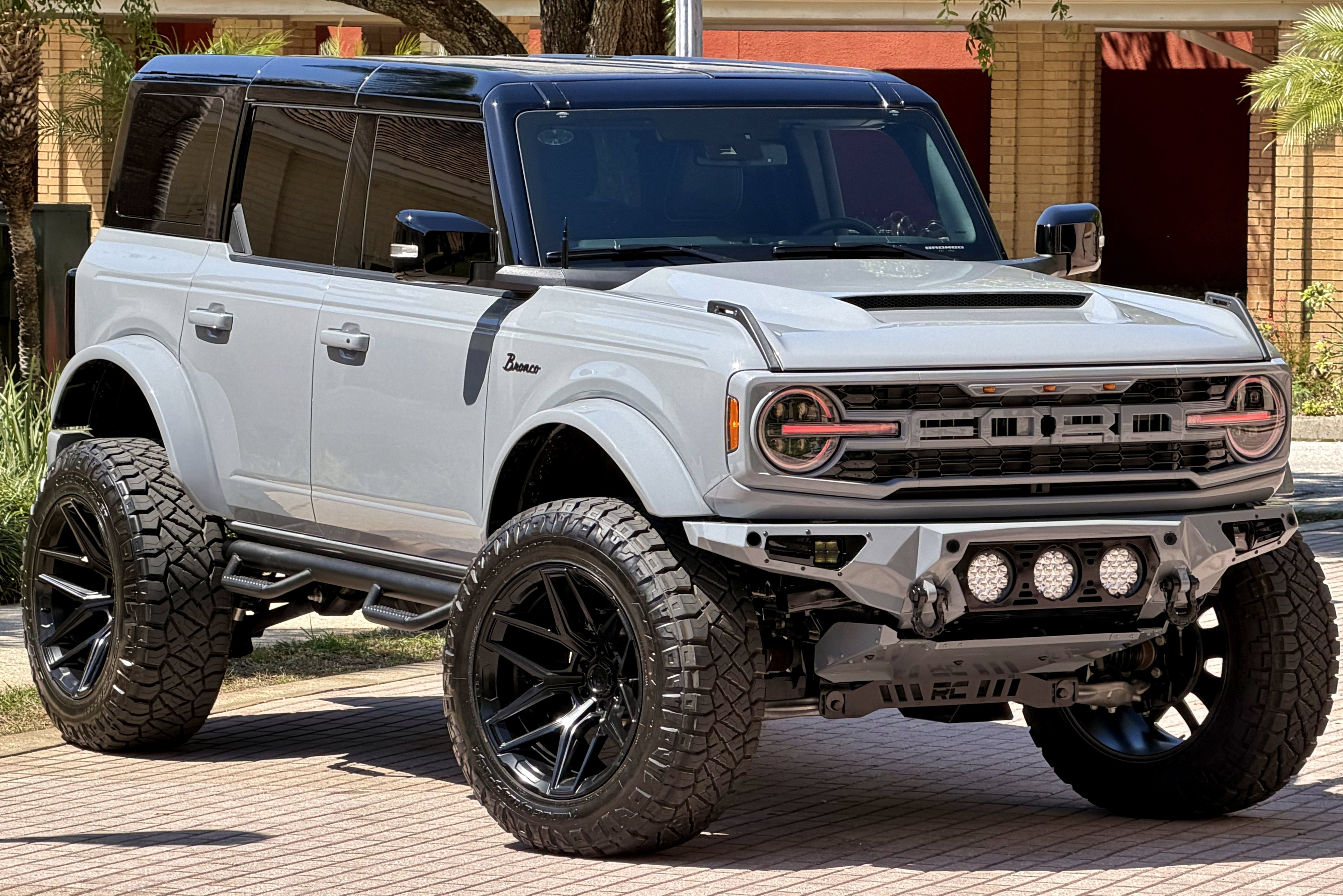 2026 Ford Bronco V6 Custom Gray Paint Black Appearance Outer Banks