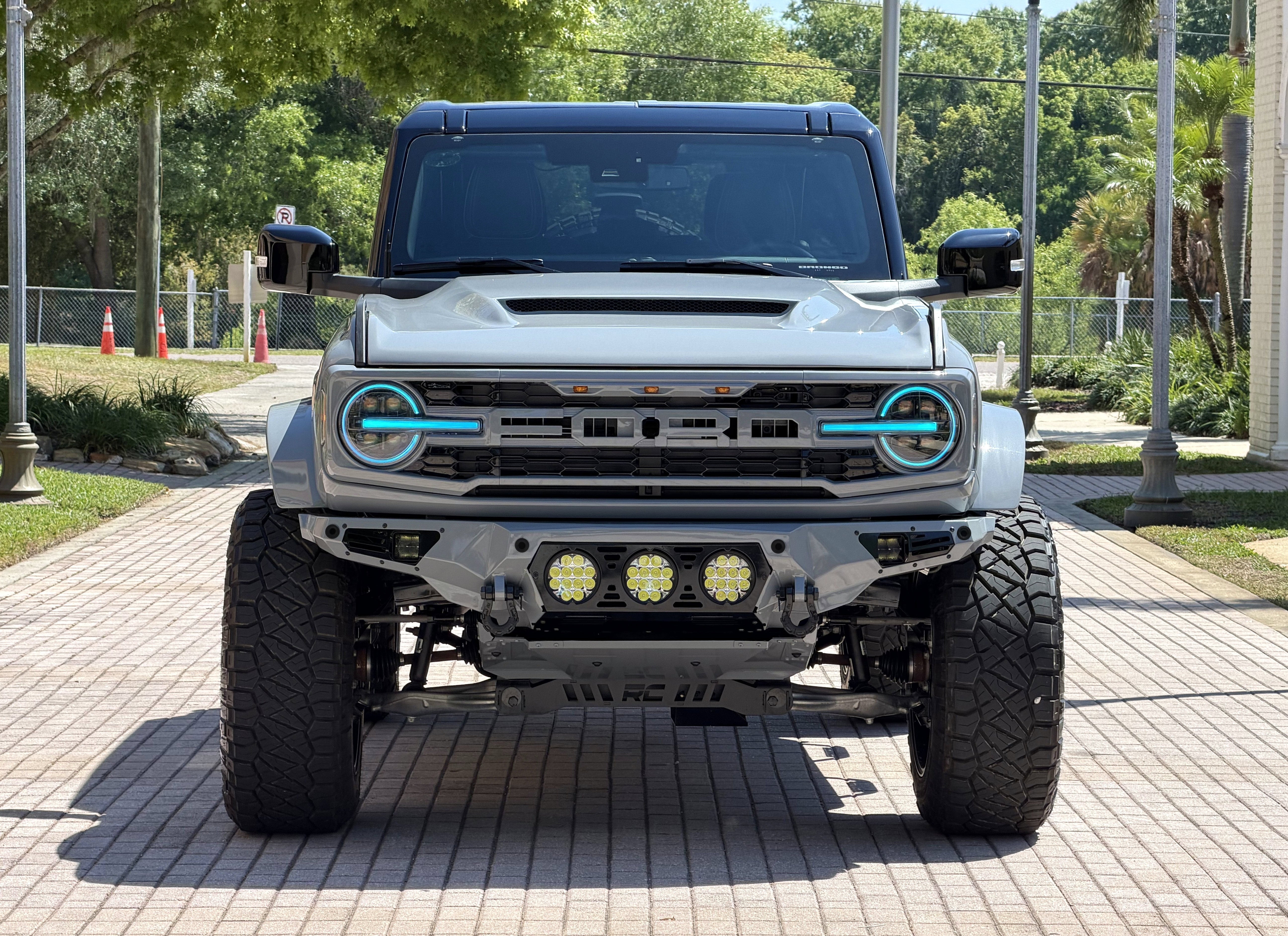 2026 Ford Bronco V6 Custom Gray Paint Black Appearance Outer Banks