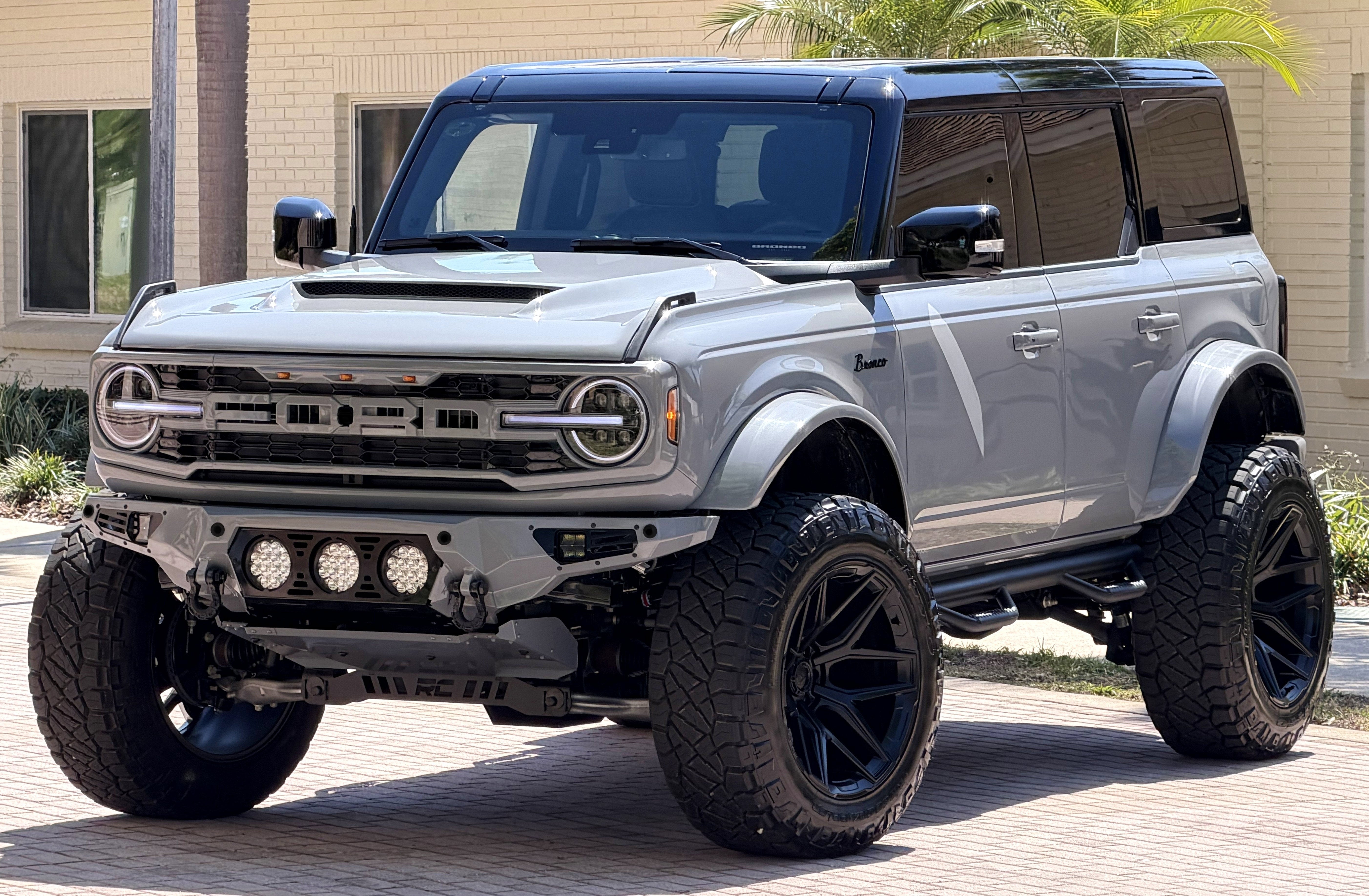 2026 Ford Bronco V6 Custom Gray Paint Black Appearance Outer Banks