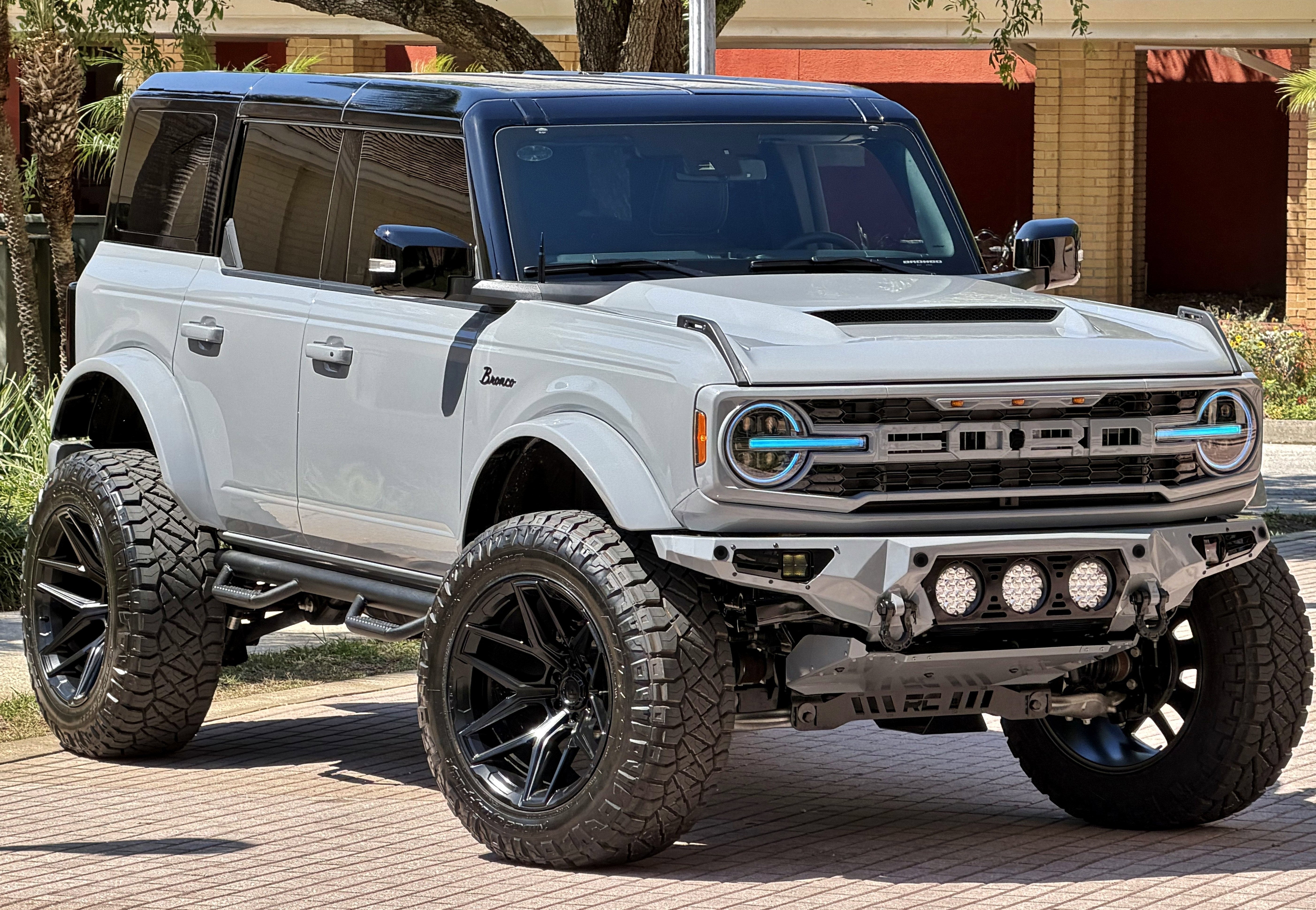 2026 Ford Bronco V6 Custom Gray Paint Black Appearance Outer Banks