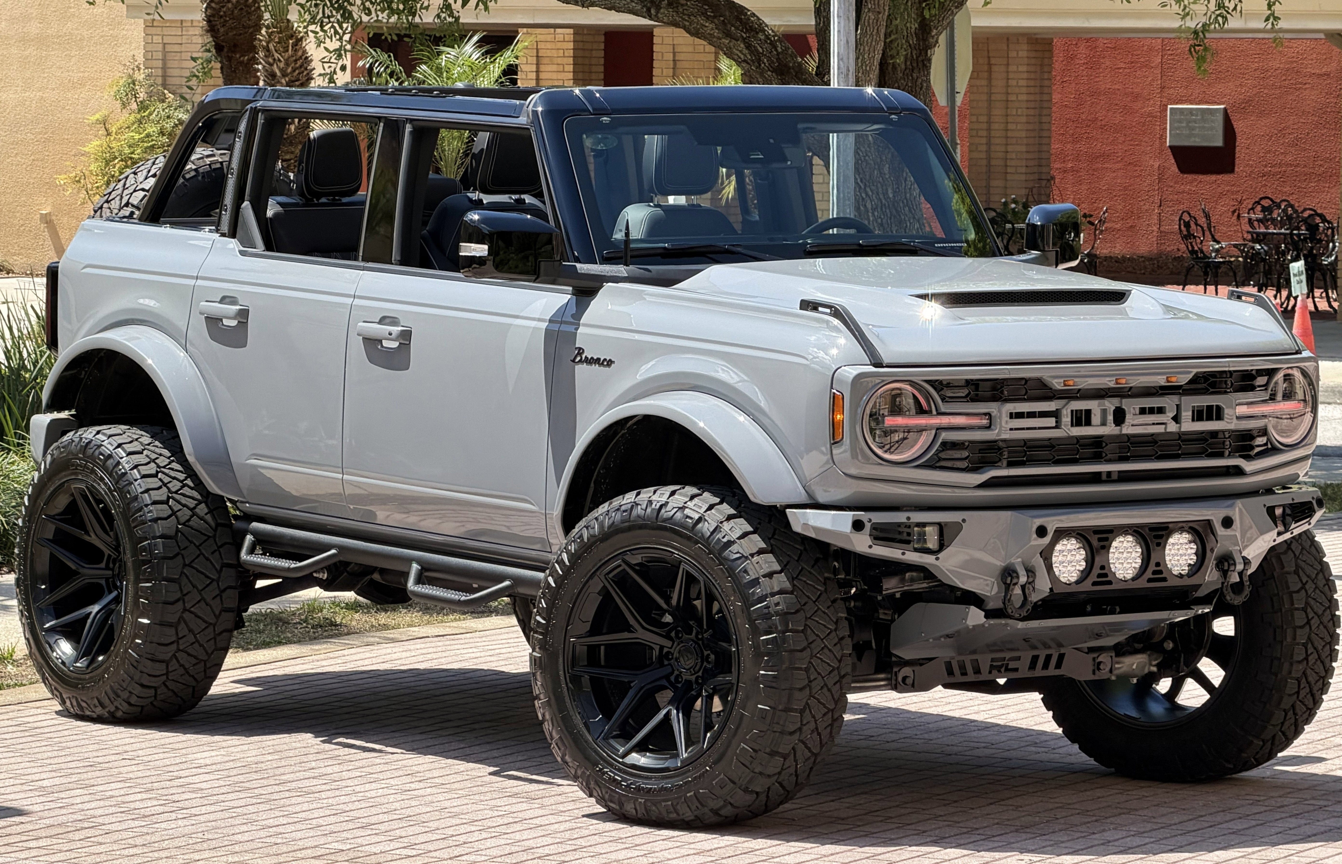 2026 Ford Bronco V6 Custom Gray Paint Black Appearance Outer Banks