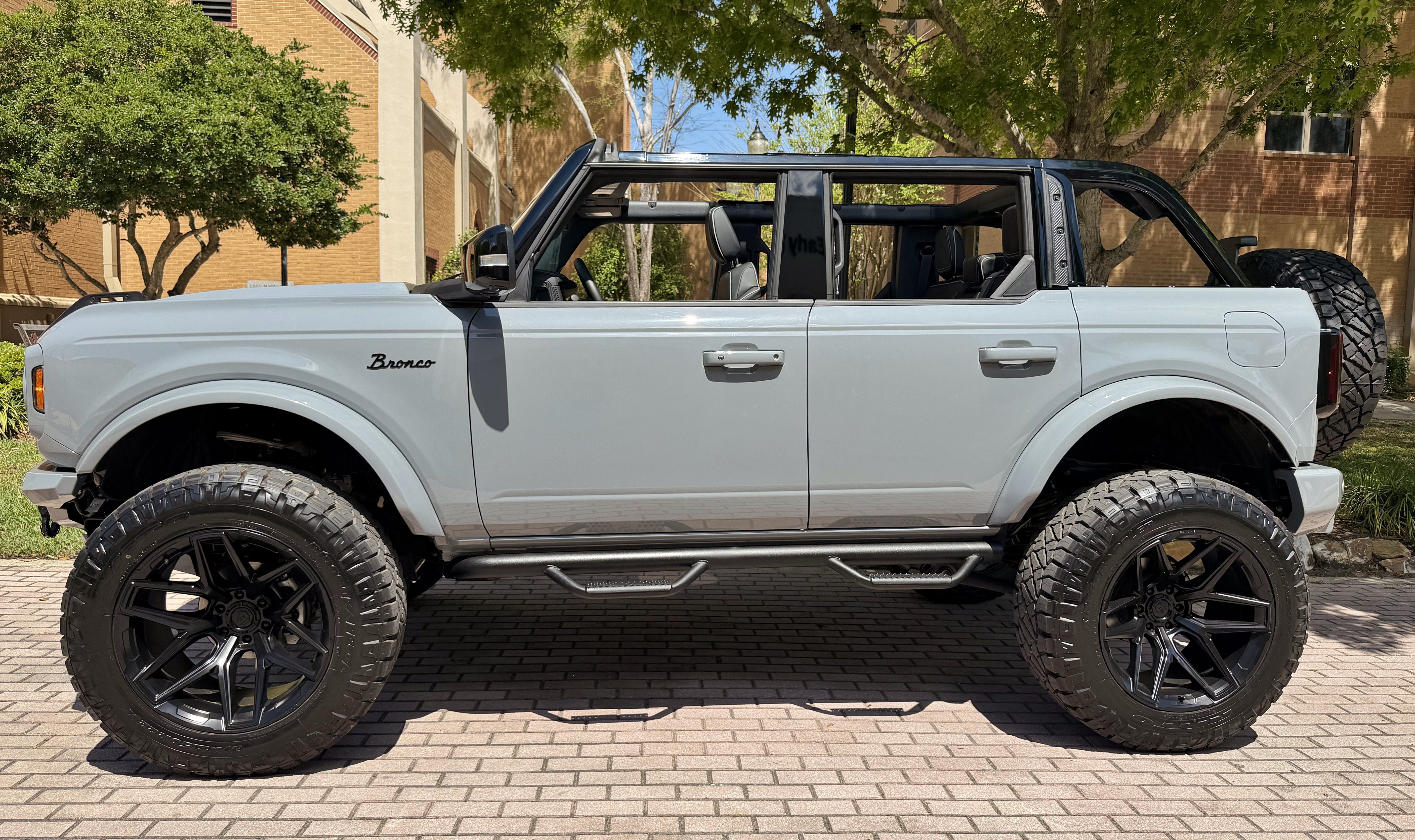 2026 Ford Bronco V6 Custom Gray Paint Black Appearance Outer Banks