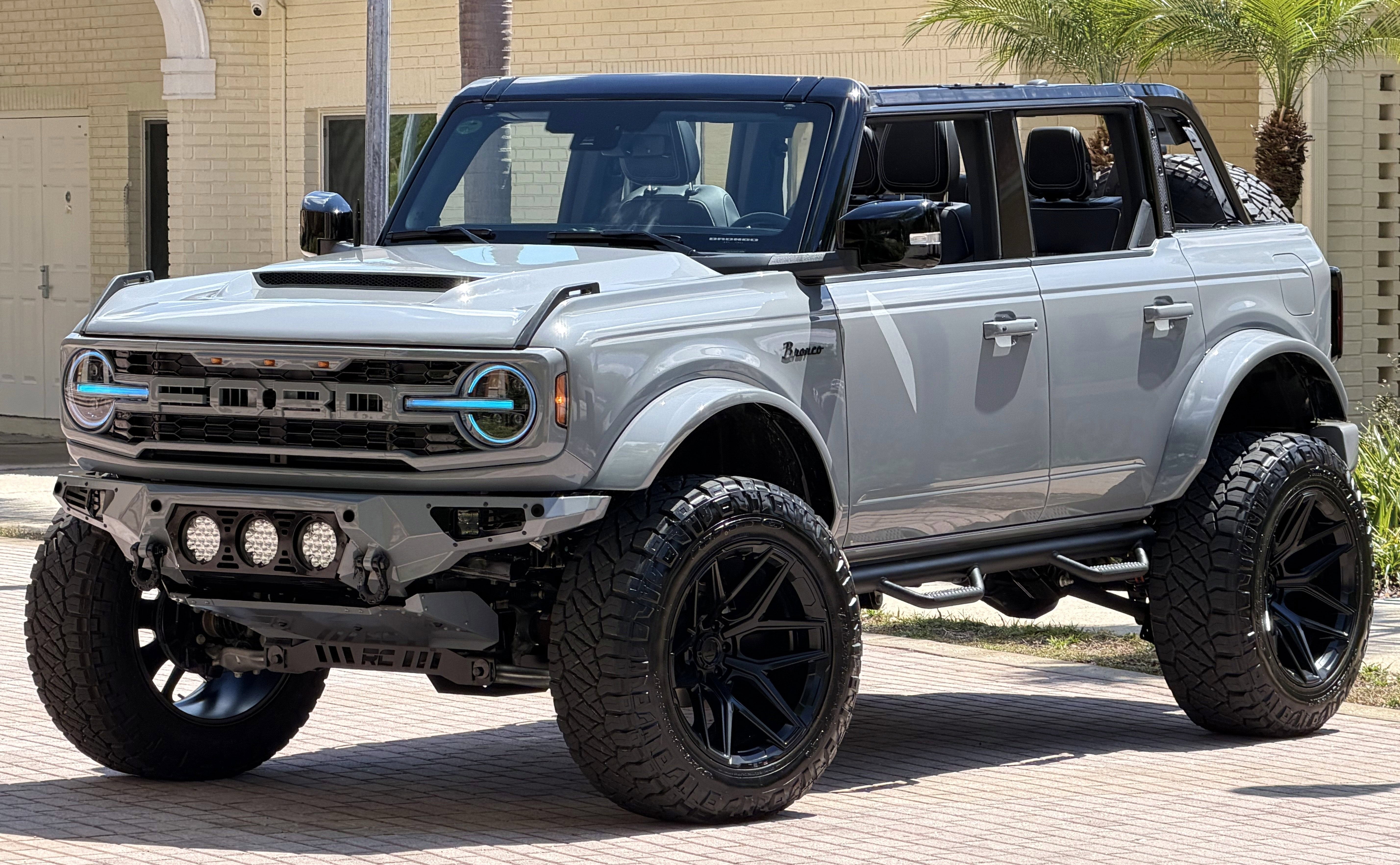 2026 Ford Bronco V6 Custom Gray Paint Black Appearance Outer Banks