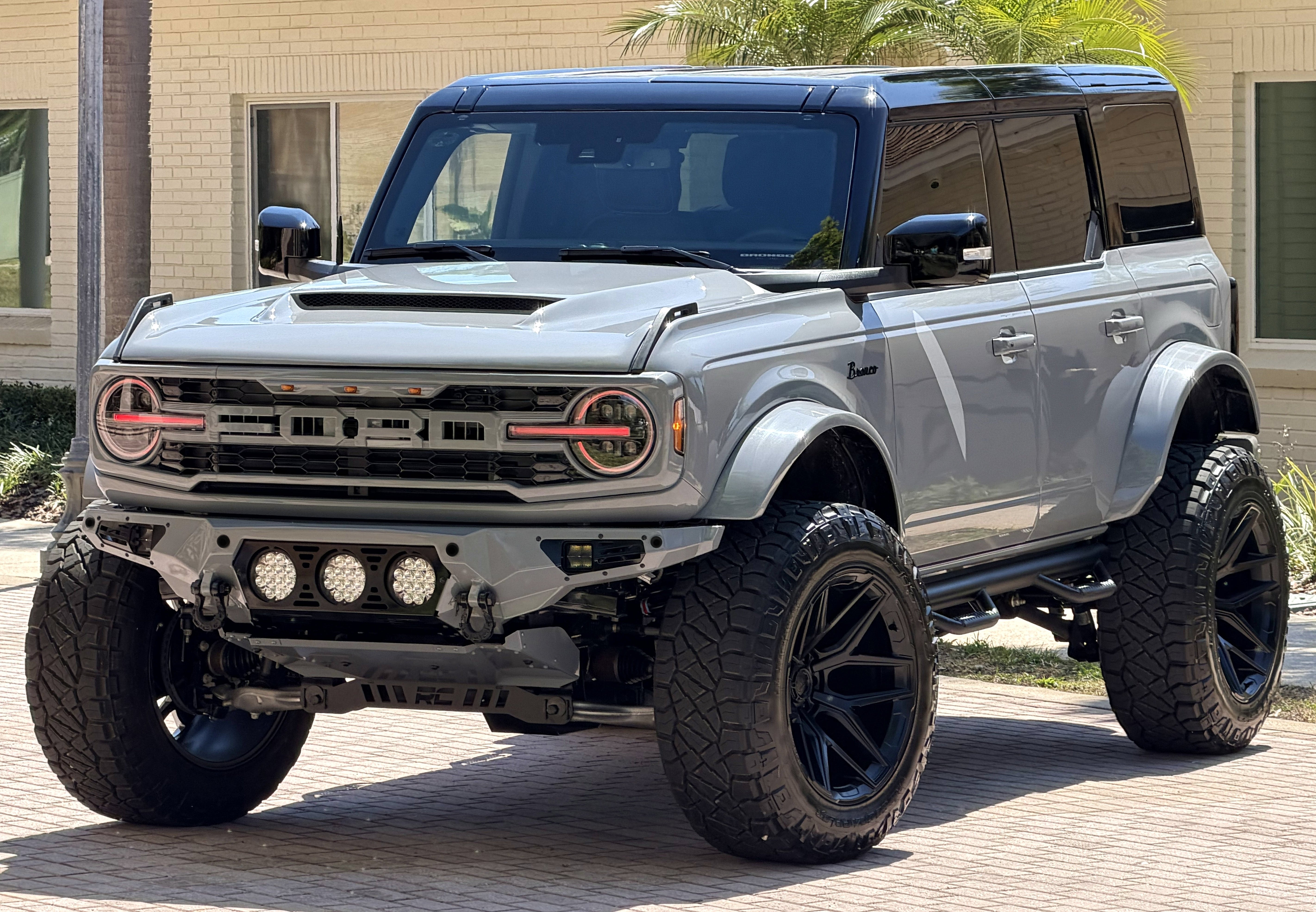 2026 Ford Bronco V6 Custom Gray Paint Black Appearance Outer Banks