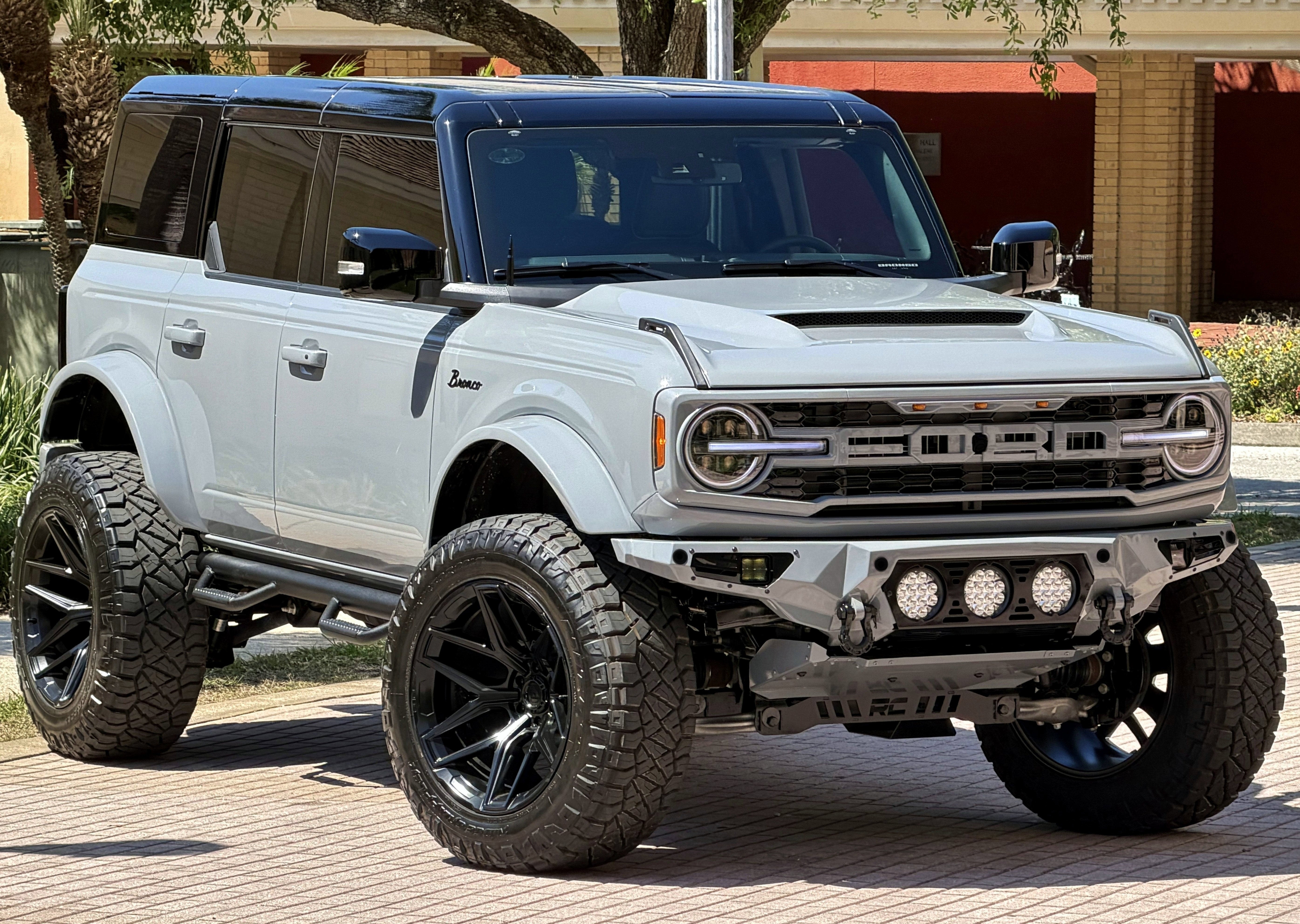 2026 Ford Bronco V6 Custom Gray Paint Black Appearance Outer Banks