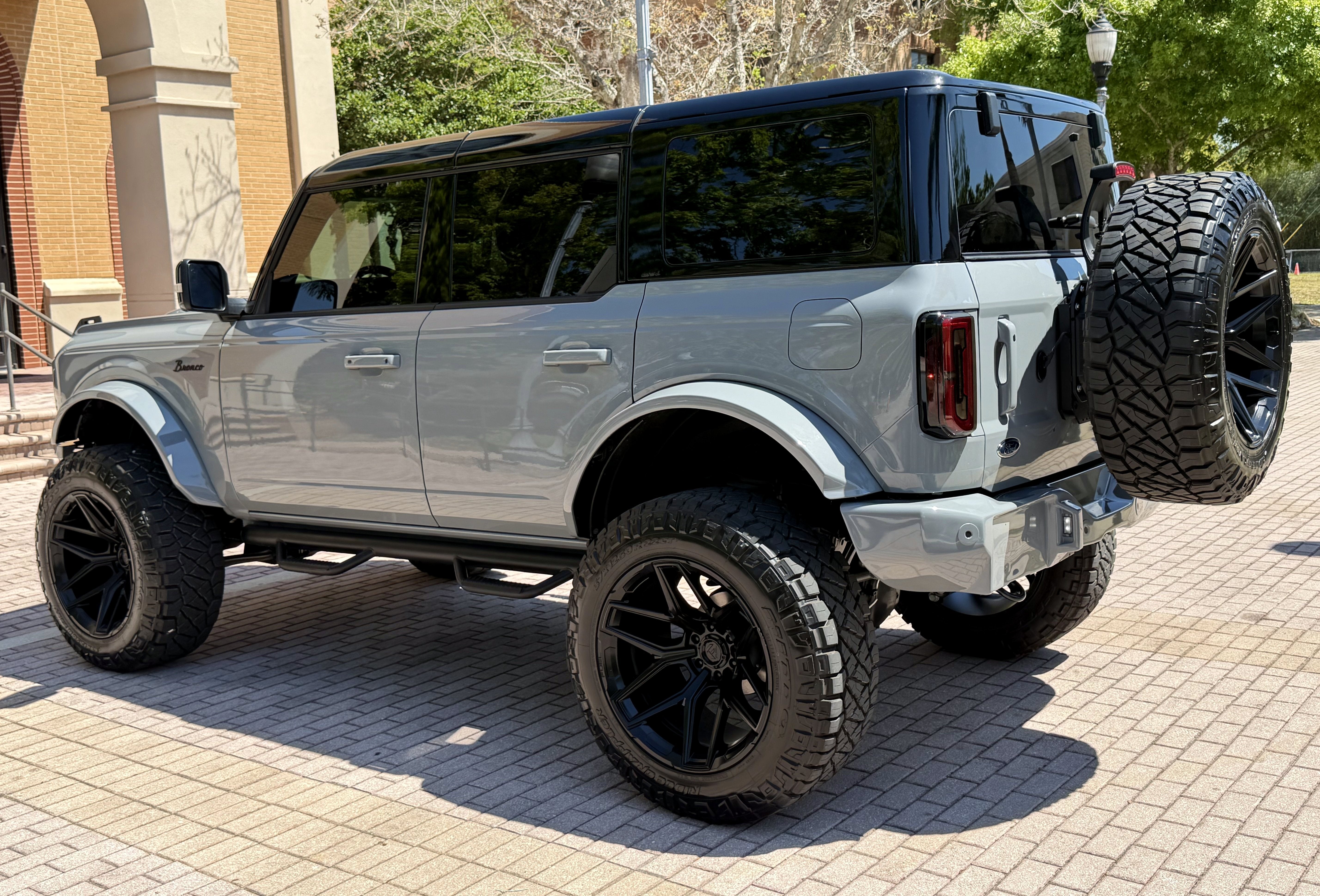 2026 Ford Bronco V6 Custom Gray Paint Black Appearance Outer Banks