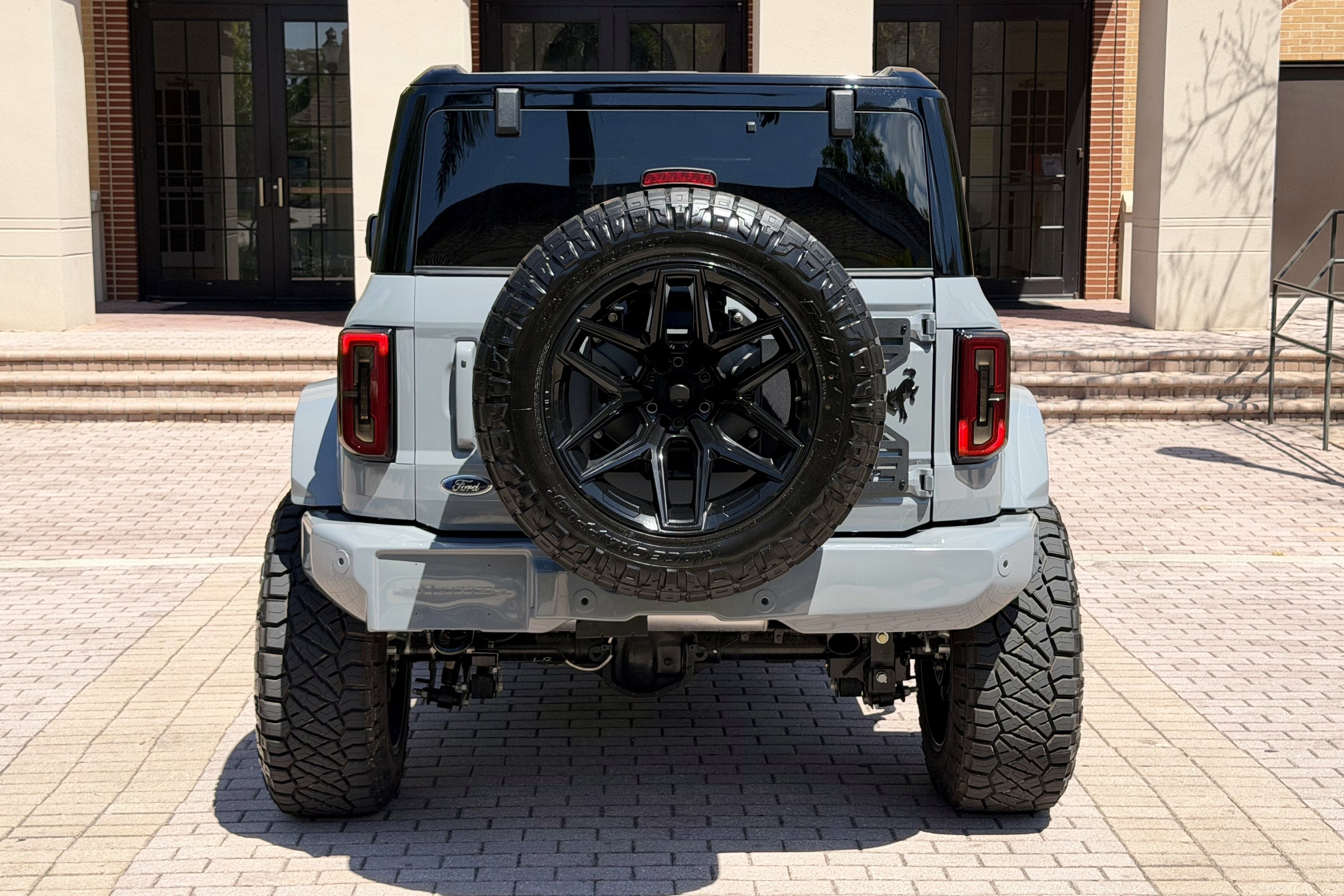 2026 Ford Bronco V6 Custom Gray Paint Black Appearance Outer Banks