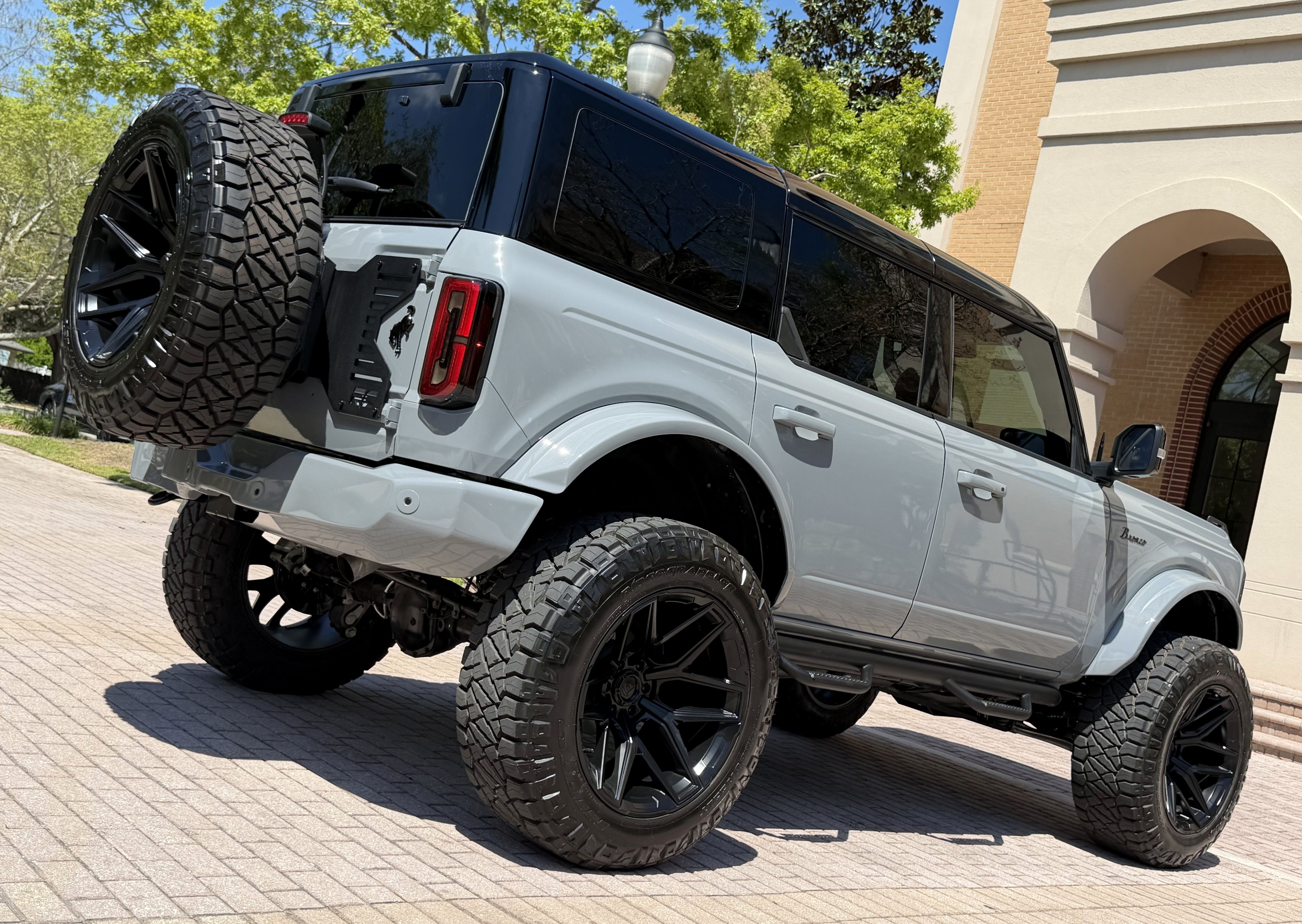 2026 Ford Bronco V6 Custom Gray Paint Black Appearance Outer Banks
