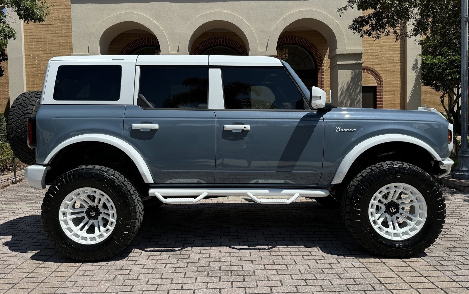 2024 Ford Bronco Outer Banks Retro Hard Top V6 Luxury Package
