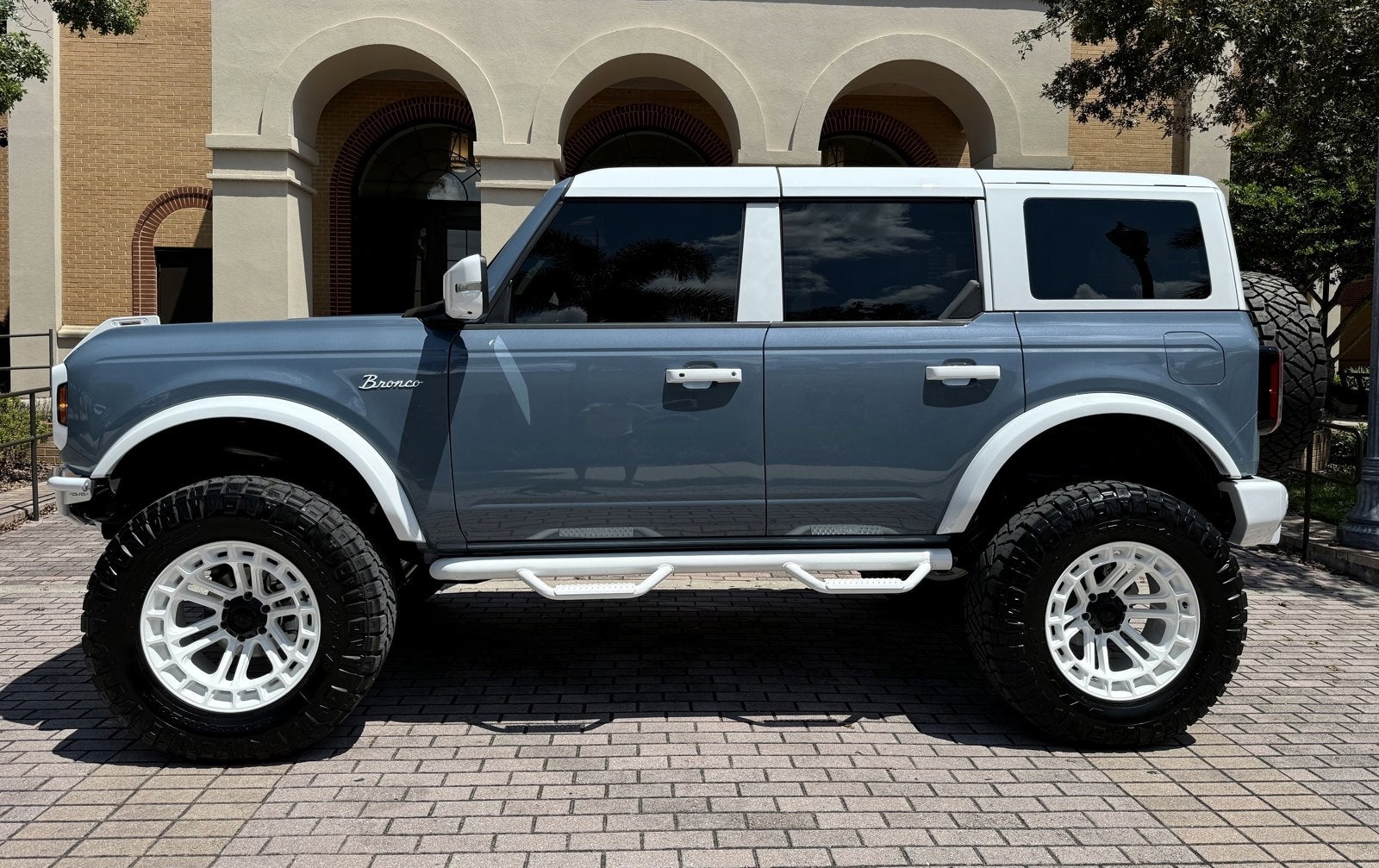 2024 Ford Bronco Outer Banks Retro Hard Top V6 Luxury Package