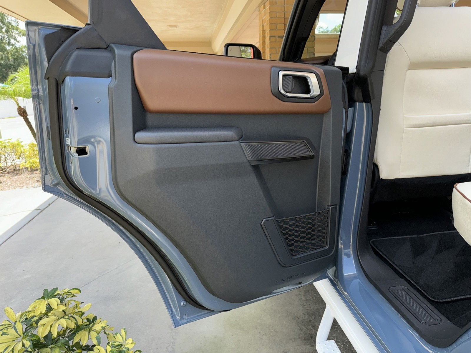 2024 Ford Bronco Outer Banks Retro Hard Top V6 Luxury Package