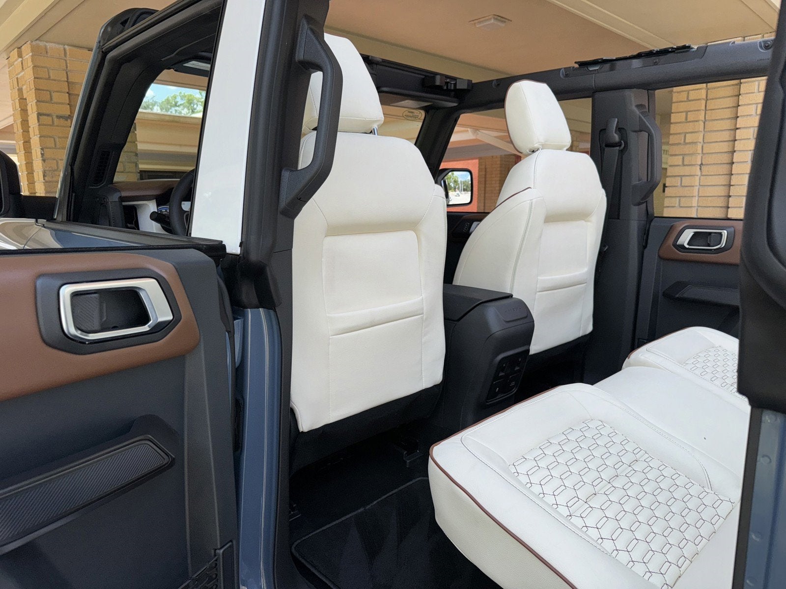 2024 Ford Bronco Outer Banks Retro Hard Top V6 Luxury Package