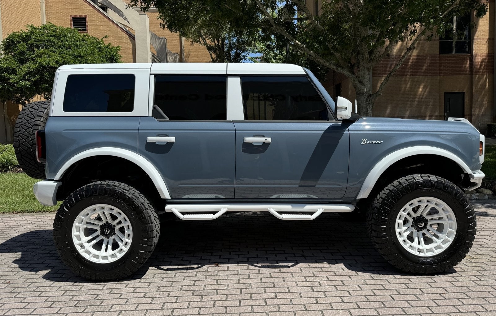 2024 Ford Bronco Outer Banks Retro Hard Top V6 Luxury Package