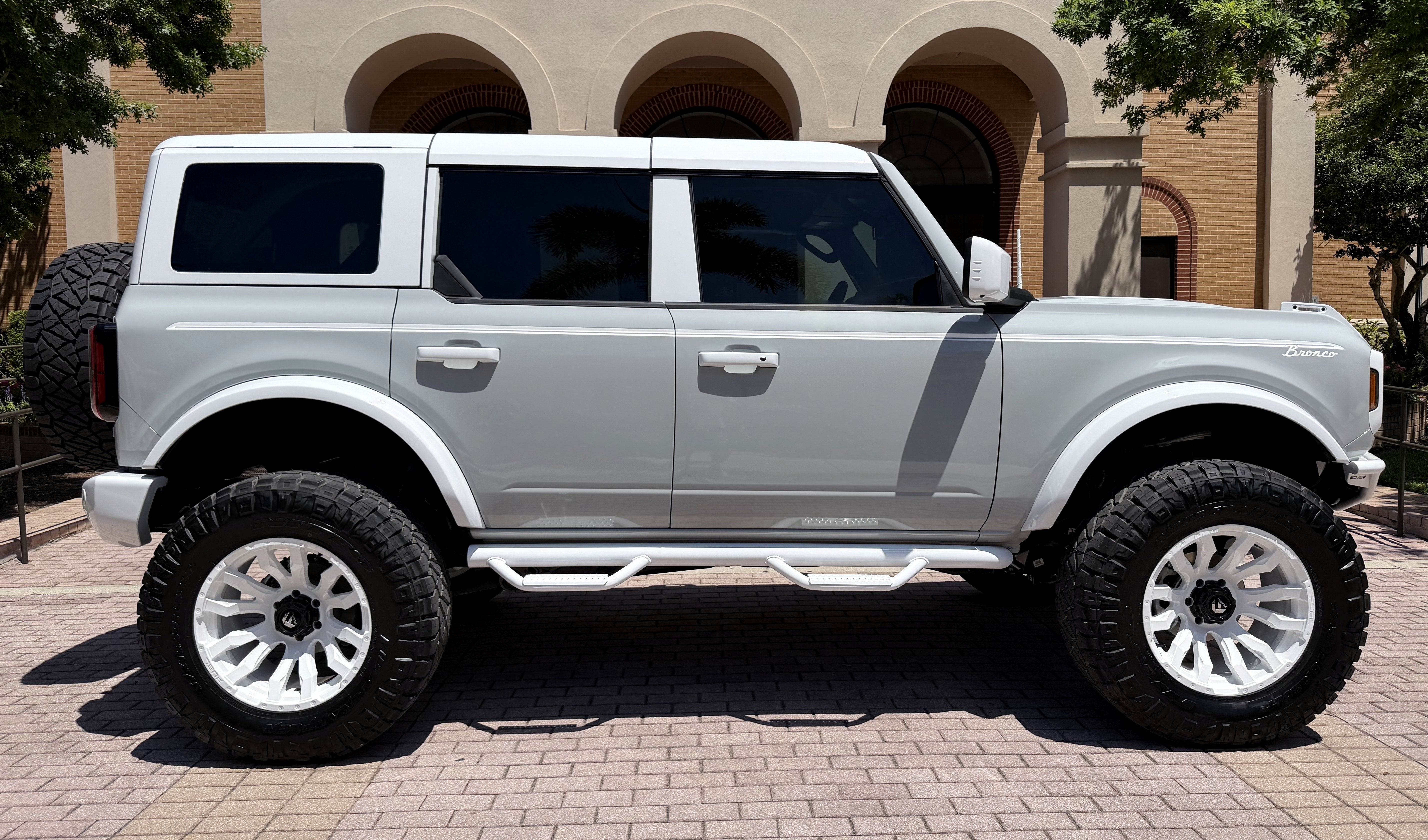 2026 Ford Bronco V6 Retro Outer Banks Luxury Pkg Custom Lifted