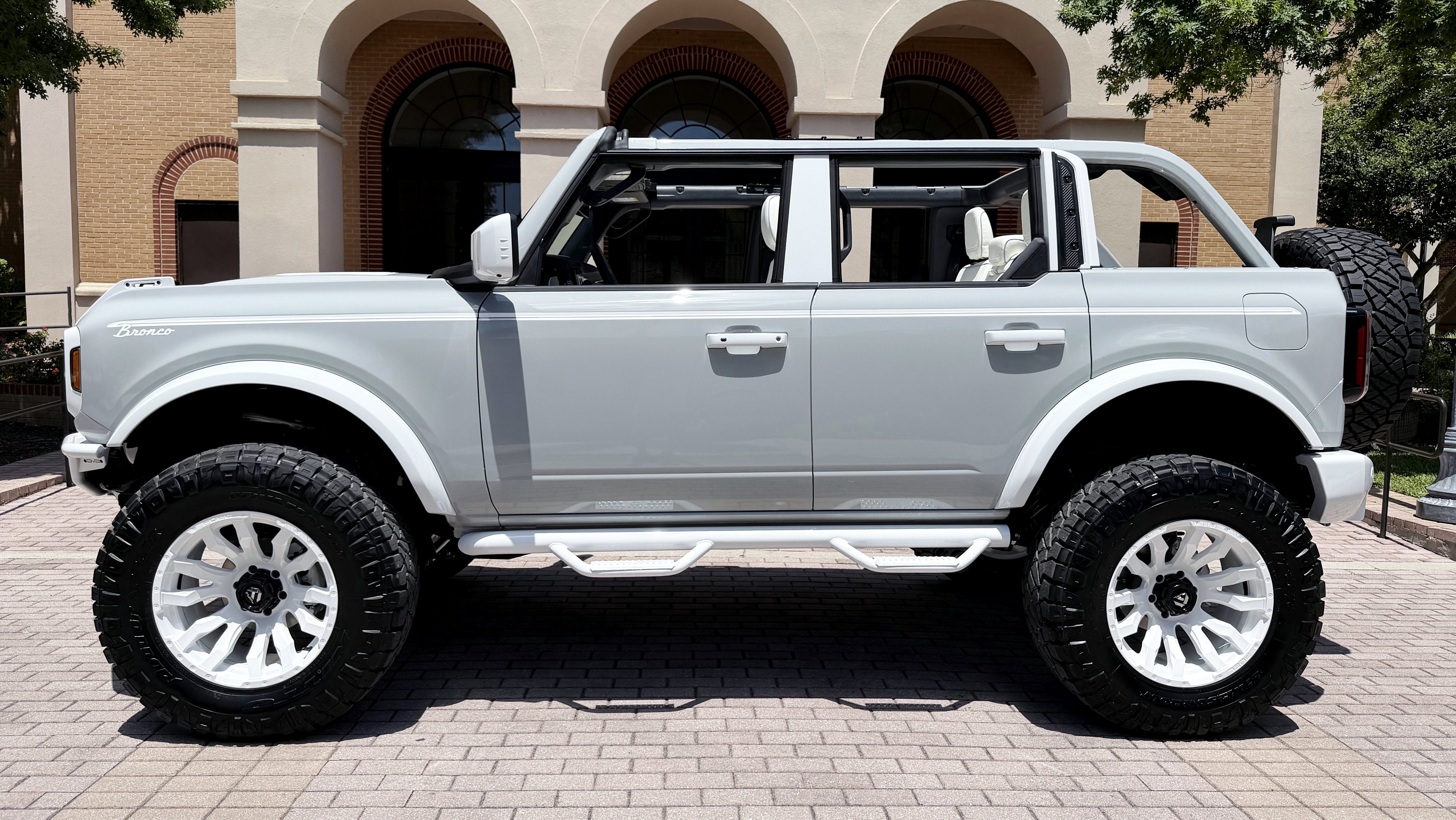 2026 Ford Bronco V6 Retro Outer Banks Luxury Pkg Custom Lifted