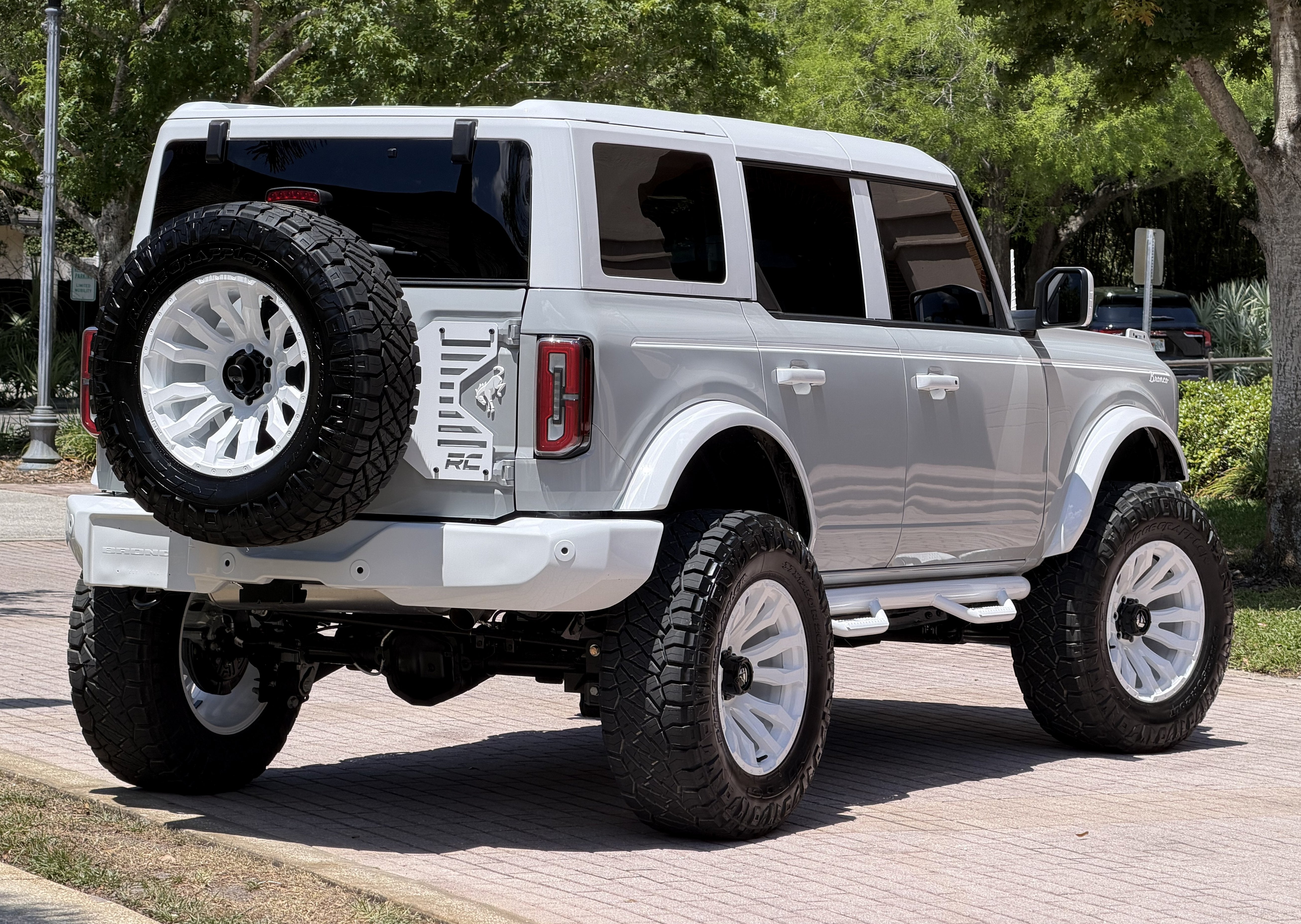 2026 Ford Bronco V6 Retro Outer Banks Luxury Pkg Custom Lifted