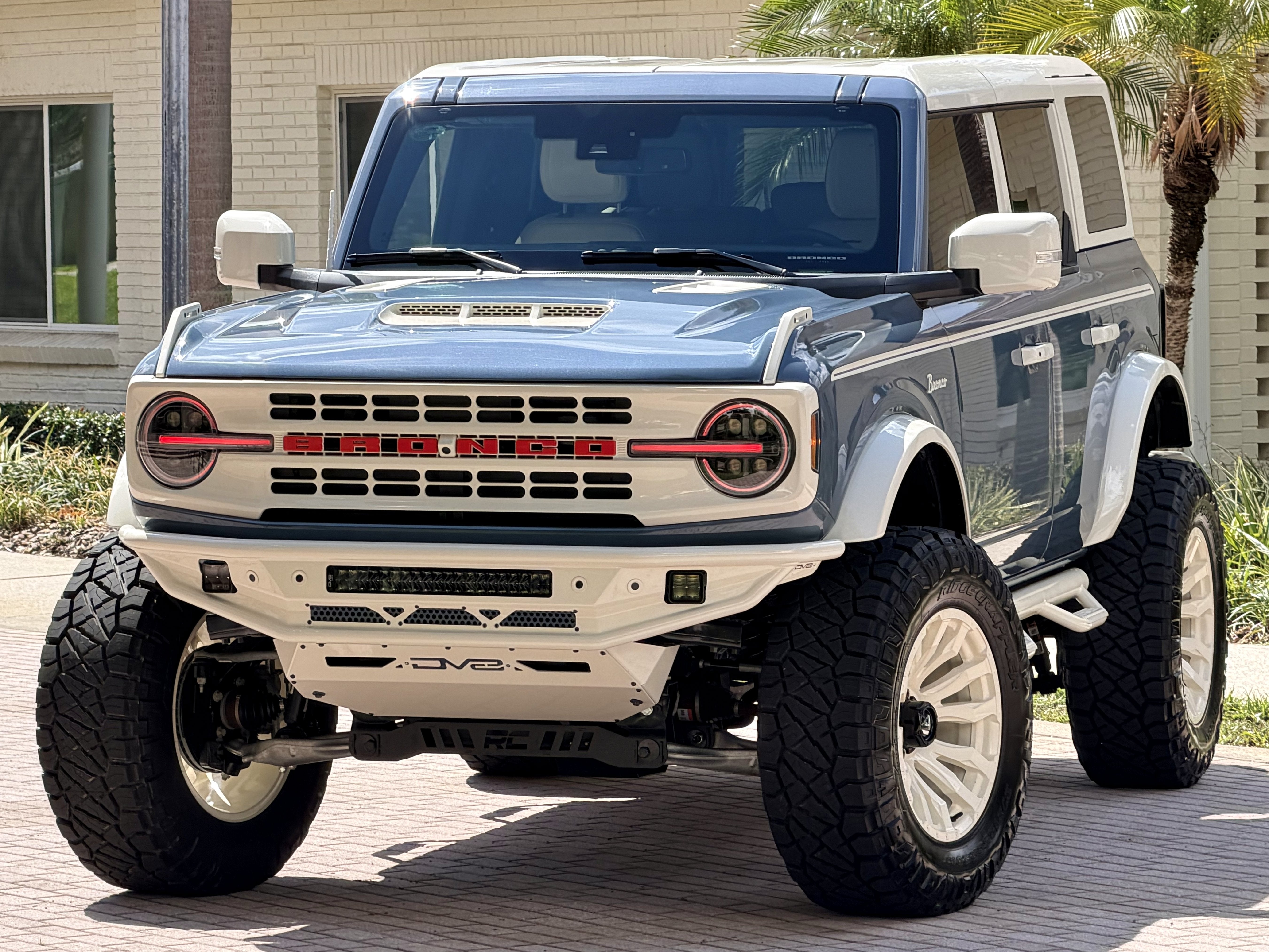 2025 Ford Bronco V6 Wimbledon White & Azure Retro Outer Banks Luxury Pkg Custom Lifted
