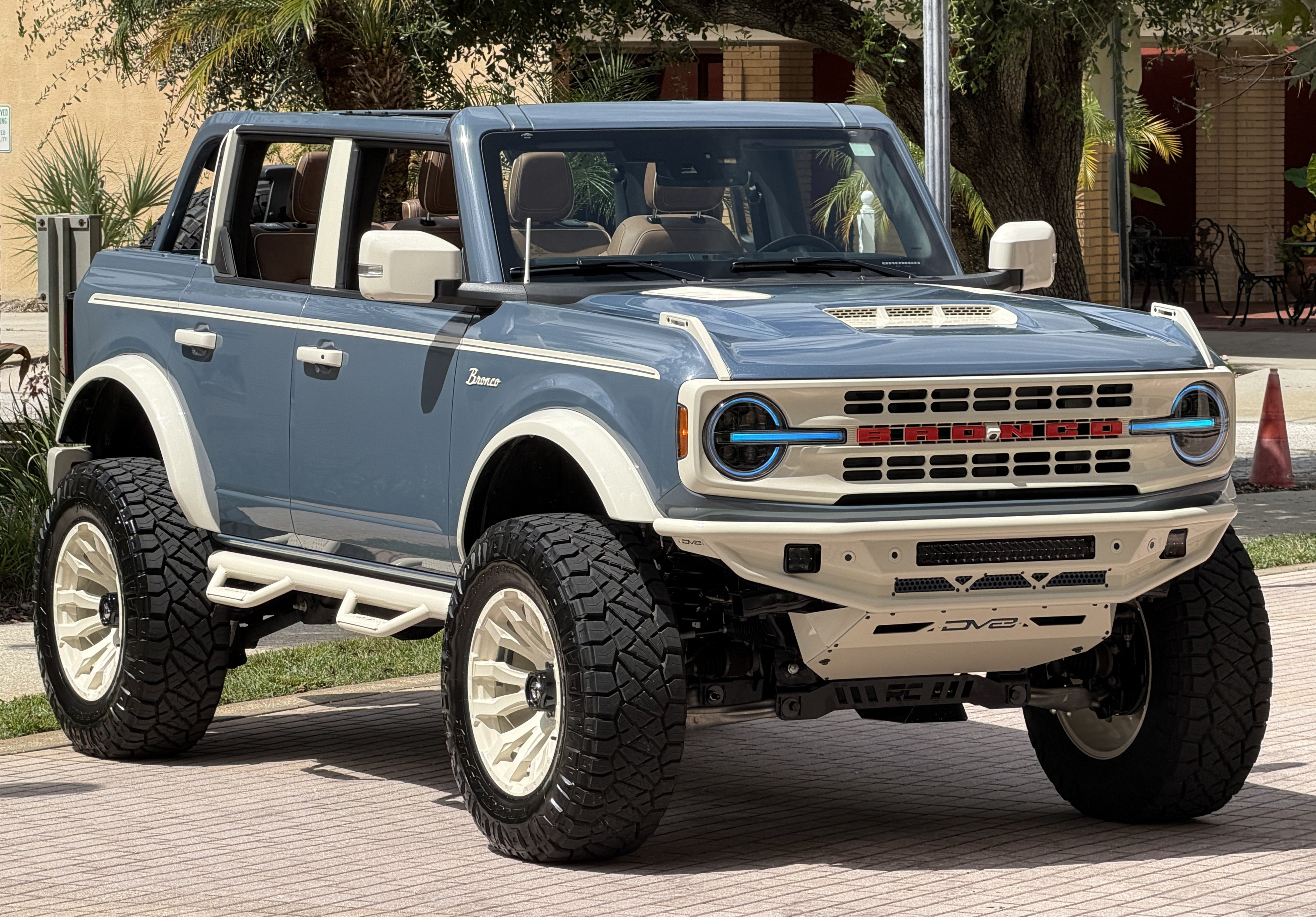 2025 Ford Bronco V6 Wimbledon White & Azure Retro Outer Banks Luxury Pkg Custom Lifted